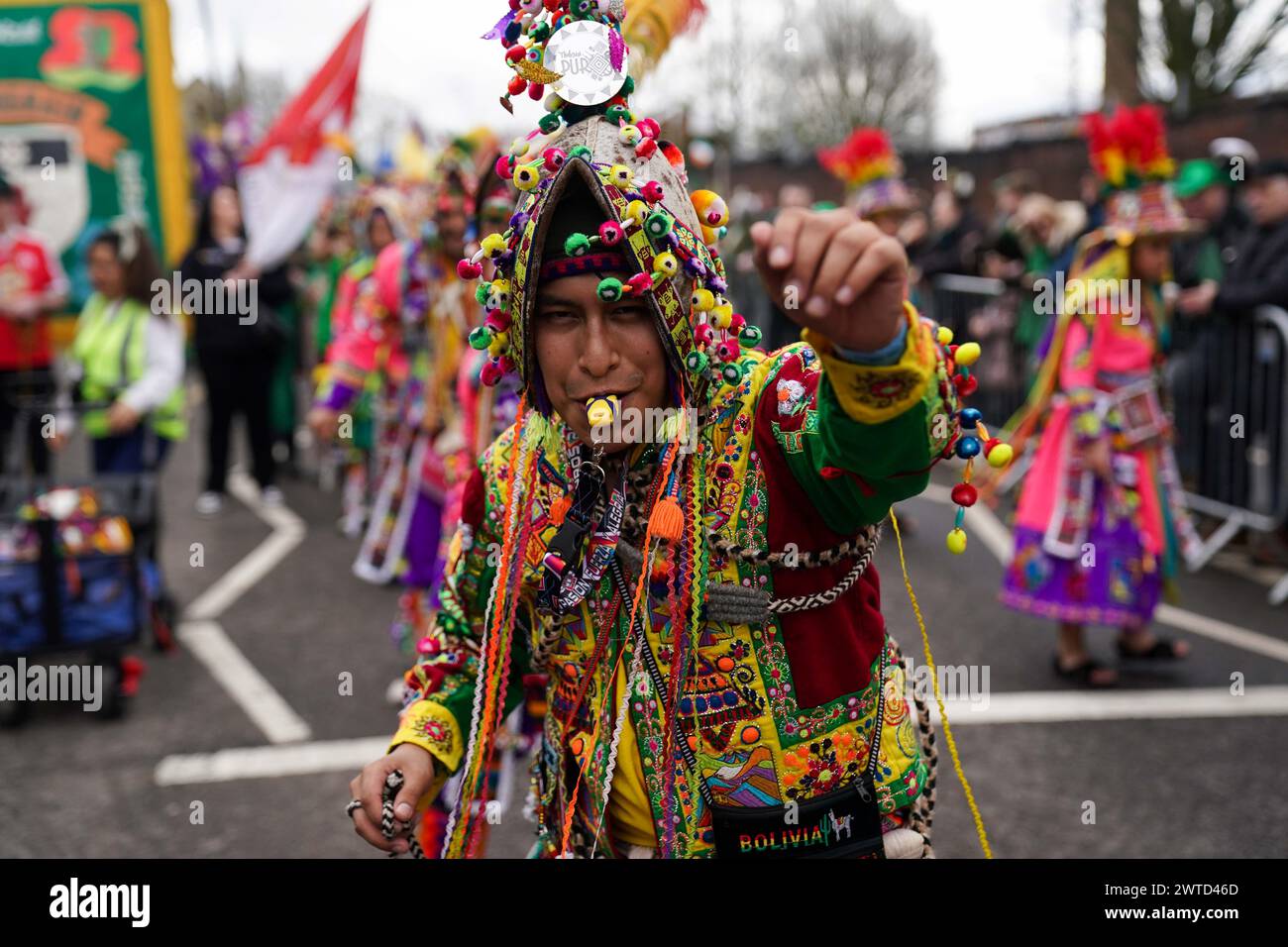 Des artistes participent à la parade de la St Patrick à Birmingham. Date de la photo : dimanche 17 mars 2024. Banque D'Images