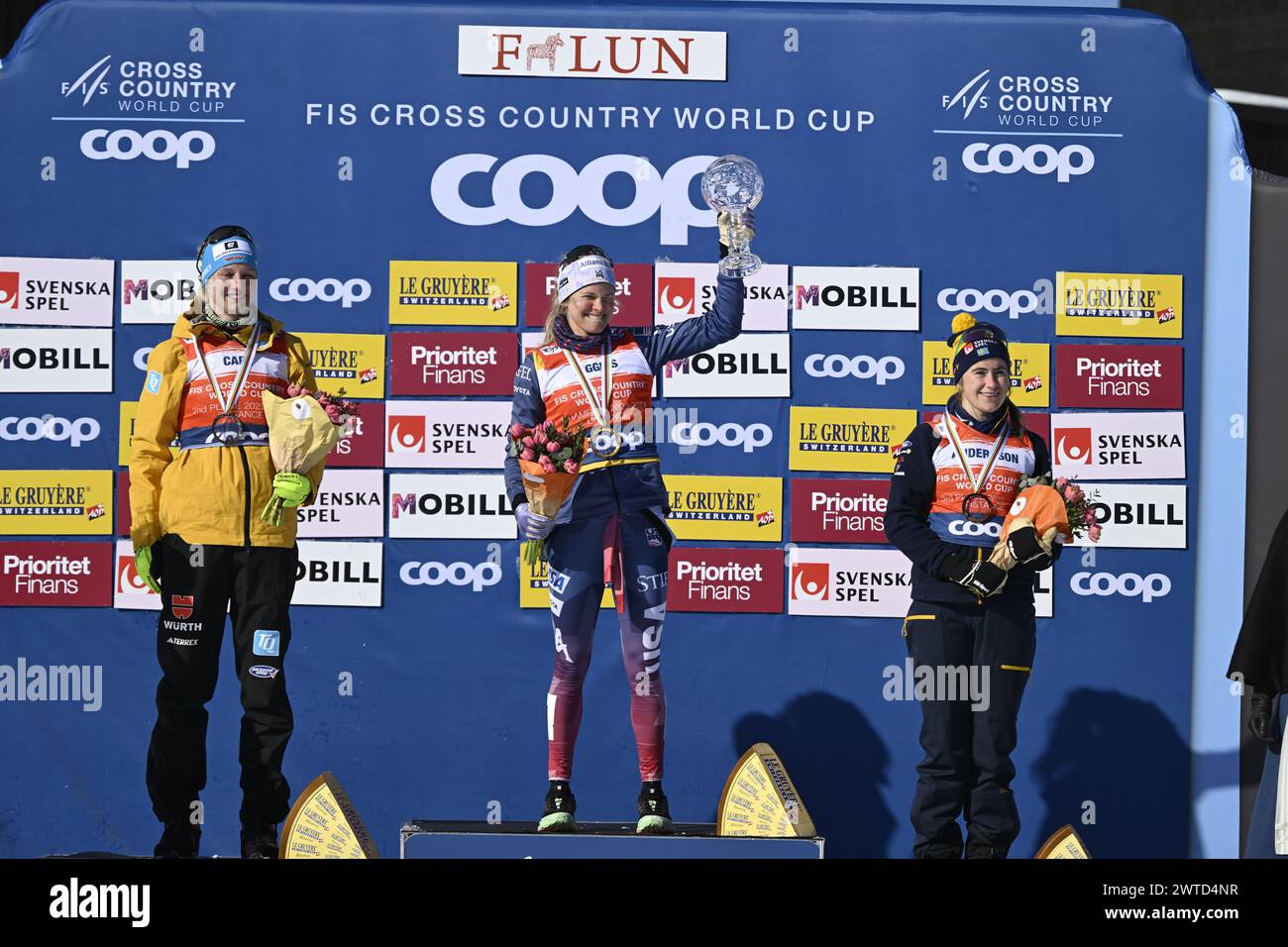 Victoria Carl , Allemagne, s'est classée deuxième, Jessie Diggins, des États-Unis, a gagné et Ebba Andersson, Suède, s'est classée troisième dans la Coupe du monde de ski de fond de distance totale féminine FIS après la dernière saison de compétition 2023-2024 à Falun, Suède 17 mars 2024.photo : Anders Wiklund / TT / Kod 10040 Banque D'Images