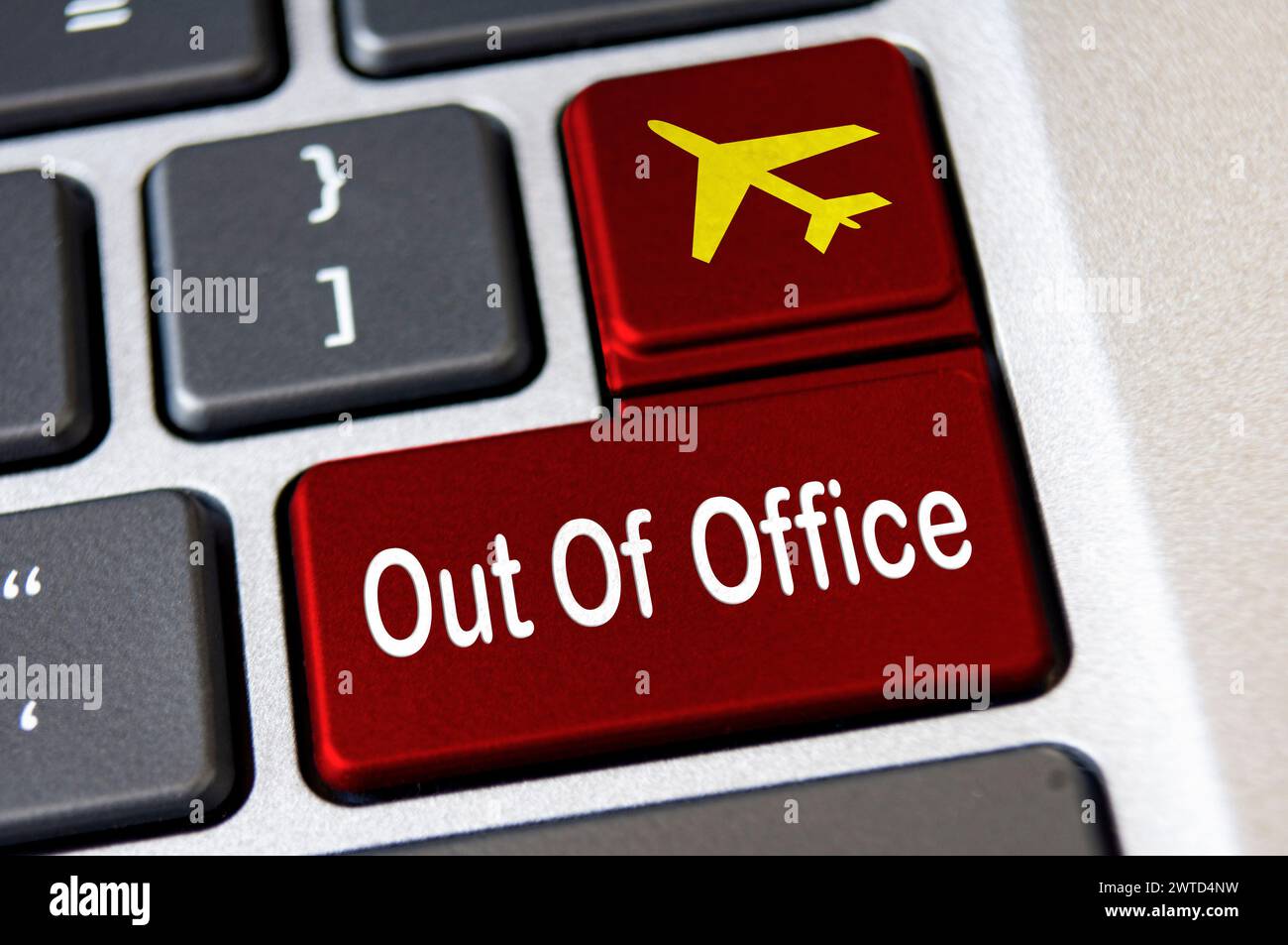 Texte d'absence du bureau sur les claviers rouges des ordinateurs portables. Vacances et concept de vacances. Banque D'Images
