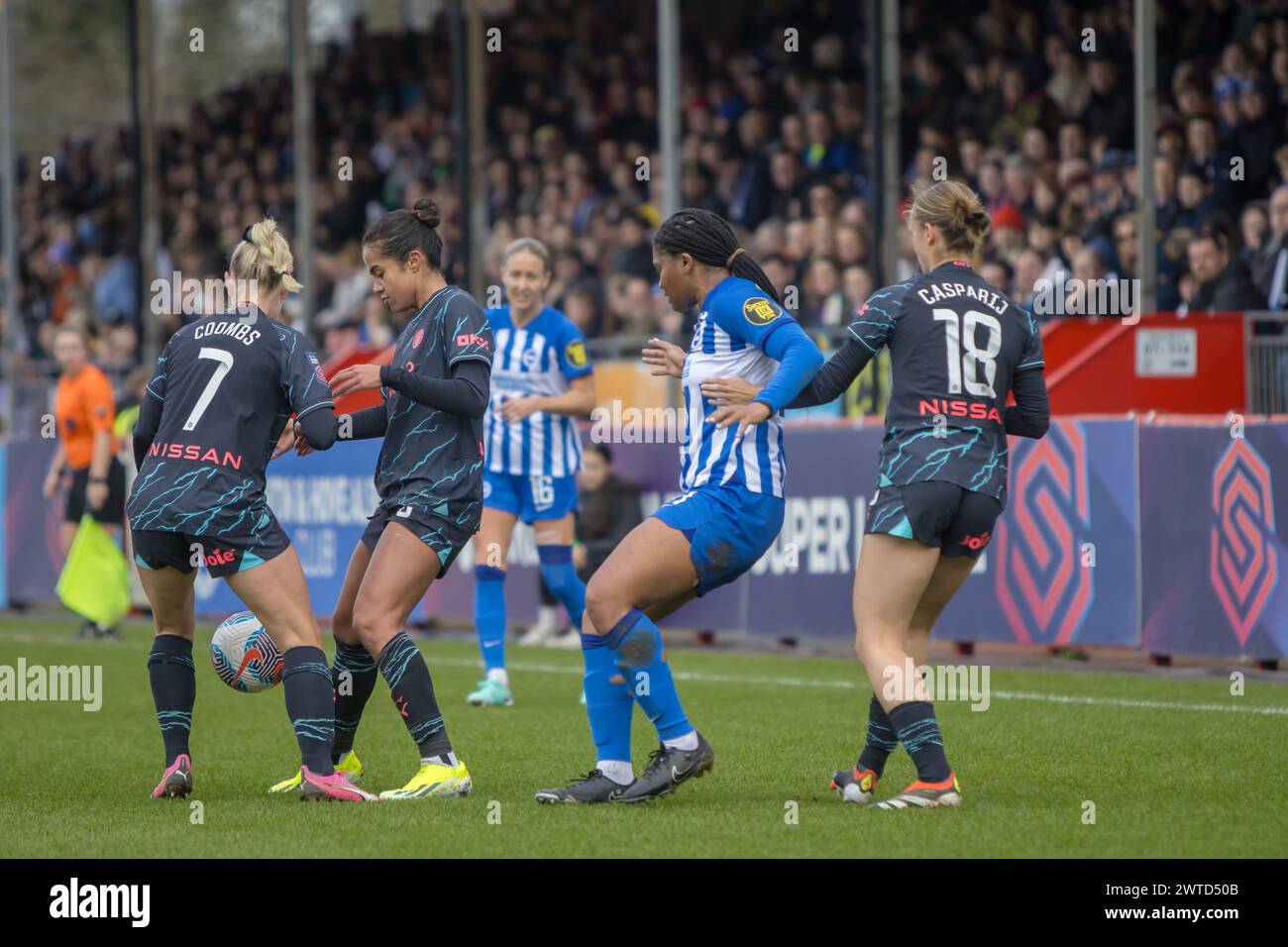 Crawley, Royaume-Uni. 17 mars 2024. Crawley, Angleterre, 17 mars 2024 : les deux équipes de joueurs se battent pour la possession lors du match de Super League Barclays Womens entre Brighton et Manchester City au Broadfield Stadium. (Tom Phillips/SPP) crédit : photo de presse sportive SPP. /Alamy Live News Banque D'Images