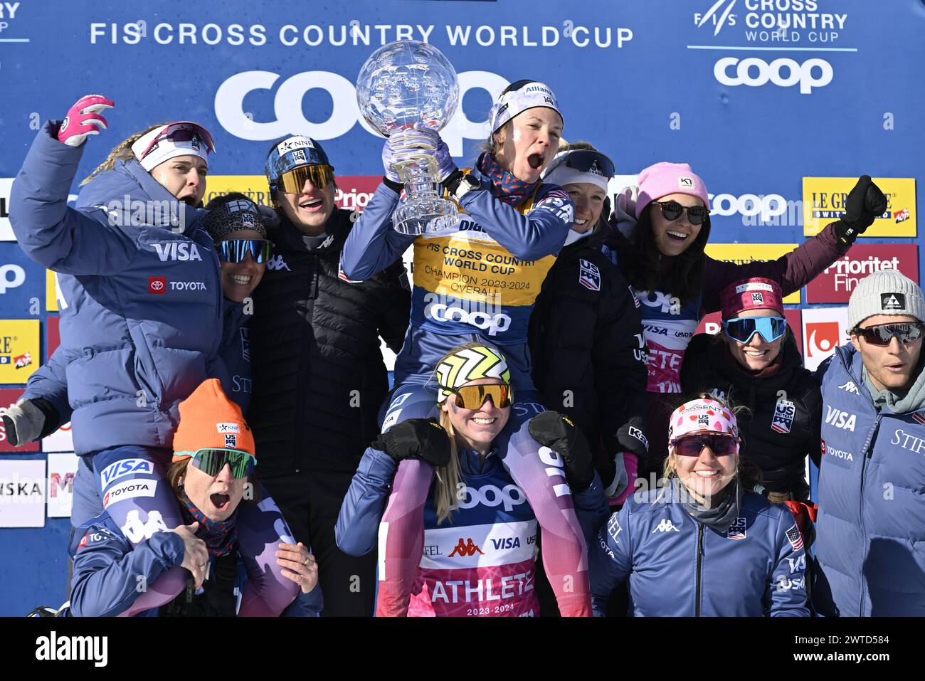 Jessie Diggins des États-Unis célèbre avec son équipe la victoire de la Coupe du monde de ski de fond FIS après la dernière saison de compétition 2023-2024 à Falun, Suède 17 mars 2024.photo : Anders Wiklund / TT / Kod 10040 Banque D'Images
