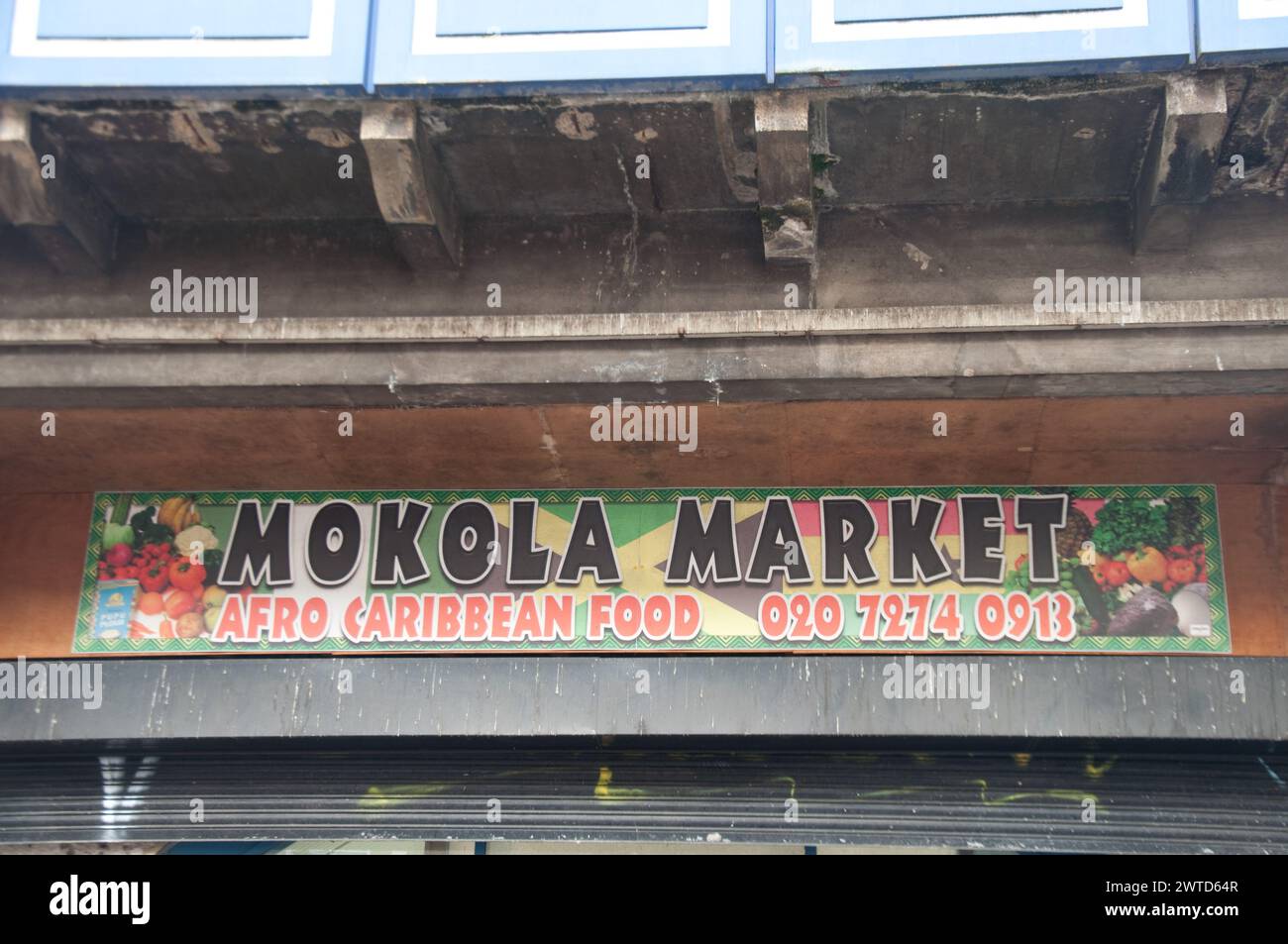 Signe pour Mokola Market, Brixton Market, Brixton, Londres, Royaume-Uni - nourriture afro-caraïbe; Banque D'Images