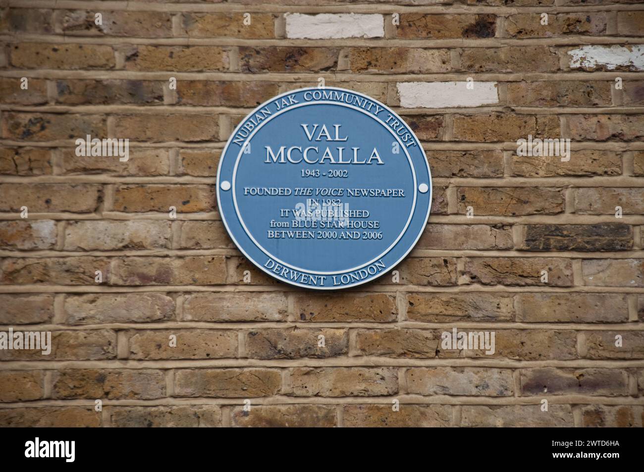 Plaque en l'honneur de Val McCalla, Brixton, Londres, Royaume-Uni - plaque du Nubian Jak Community Trust, Val Irvine McCalla (3 octobre 1943 – 22 août 2002) Banque D'Images