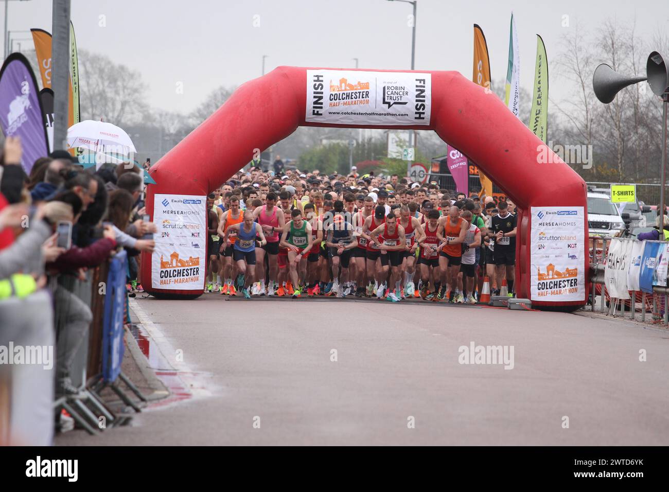 Colchester, Royaume-Uni. 17 mars 2024. Le semi-marathon de Colchester a eu lieu aujourd’hui en soutien au Robin cancer Trust. Malgré les fortes pluies, environ 2 500 coureurs ont commencé la course au Jobserve Community Stadium, domicile du Colchester United FC. Credit:Eastern Views/Alamy Live News Banque D'Images