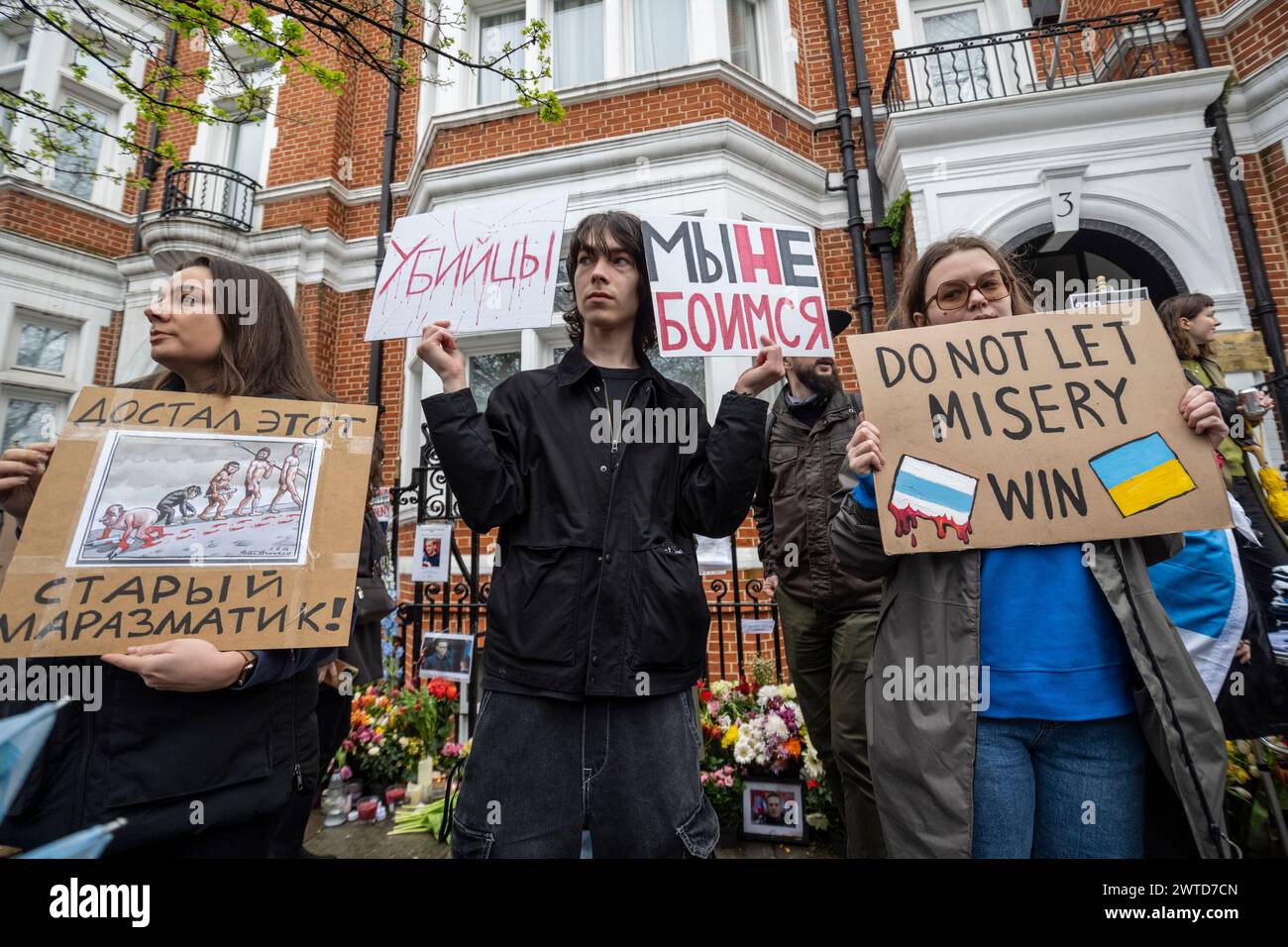 Londres, Royaume-Uni. 17 mars 2024. Les gens manifestent face à l'ambassade de Russie près de Notting Hill le dernier jour du scrutin des élections russes. Ioulia Navalnaya, veuve de l'activiste russe Alexei Navalny décédé en prison en février, a appelé les gens à assister à des manifestations contre le régime de Vladimir Poutine et à submerger les bureaux de vote alors que Poutine cherche à gagner une peine supplémentaire de 6 ans. De nombreux opposants à Poutine ont été tués, emprisonnés ou sont en exil. Credit : Stephen Chung / Alamy Live News Banque D'Images