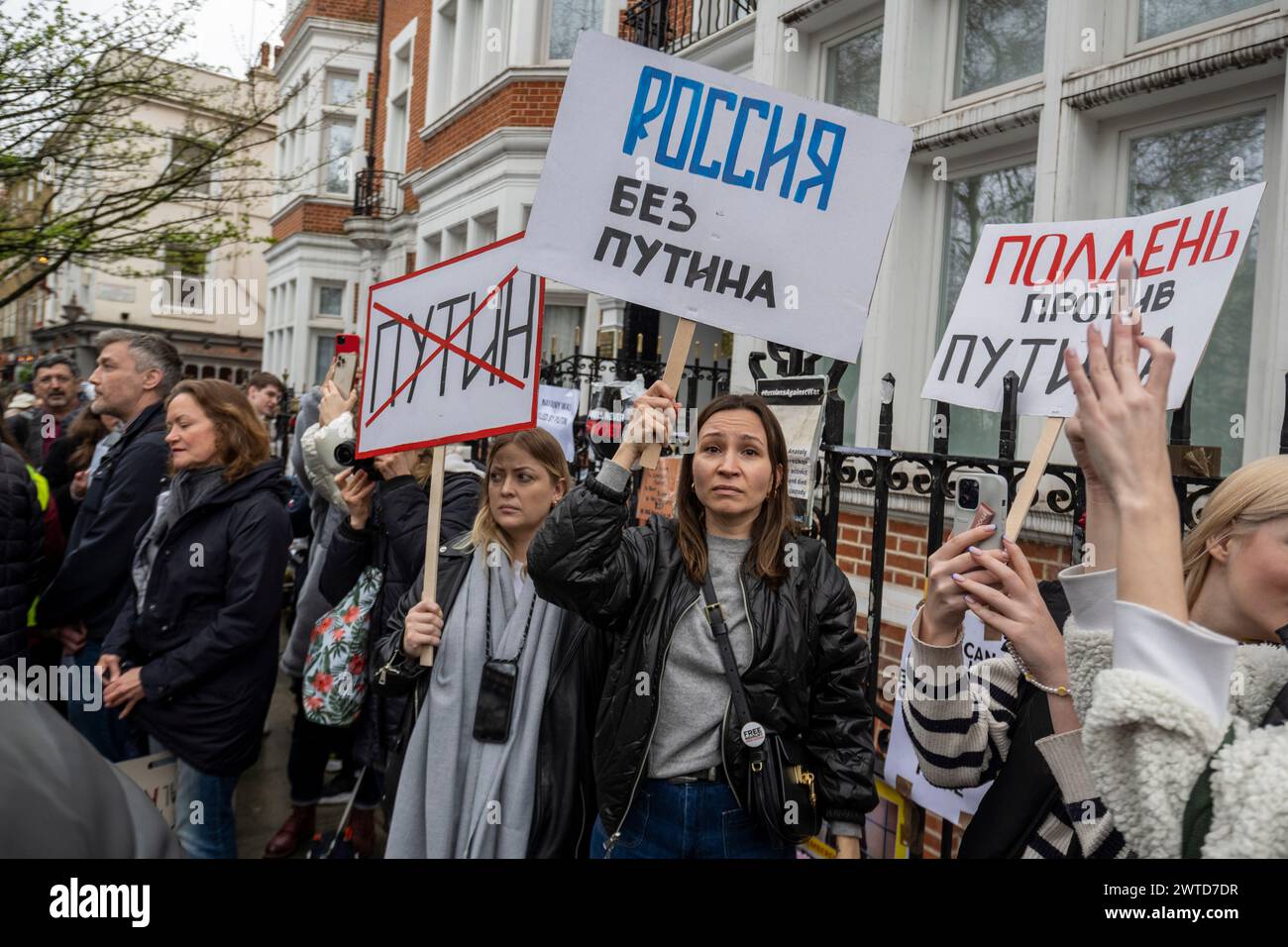 Londres, Royaume-Uni. 17 mars 2024. Les gens manifestent face à l'ambassade de Russie près de Notting Hill le dernier jour du scrutin des élections russes. Ioulia Navalnaya, veuve de l'activiste russe Alexei Navalny décédé en prison en février, a appelé les gens à assister à des manifestations contre le régime de Vladimir Poutine et à submerger les bureaux de vote alors que Poutine cherche à gagner une peine supplémentaire de 6 ans. De nombreux opposants à Poutine ont été tués, emprisonnés ou sont en exil. Credit : Stephen Chung / Alamy Live News Banque D'Images