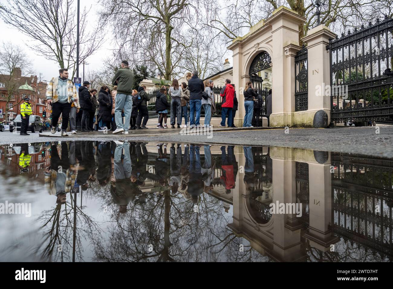 Londres, Royaume-Uni. 17 mars 2024. Personnes dans la file d'attente de vote devant l'ambassade de Russie près de Notting Hill le dernier jour du vote aux élections russes. Ioulia Navalnaya, veuve de l'activiste russe Alexei Navalny décédé en prison en février, a appelé les gens à assister à des manifestations contre le régime de Vladimir Poutine et à submerger les bureaux de vote alors que Poutine cherche à gagner une peine supplémentaire de 6 ans. De nombreux opposants à Poutine ont été tués, emprisonnés ou sont en exil. Credit : Stephen Chung / Alamy Live News Banque D'Images