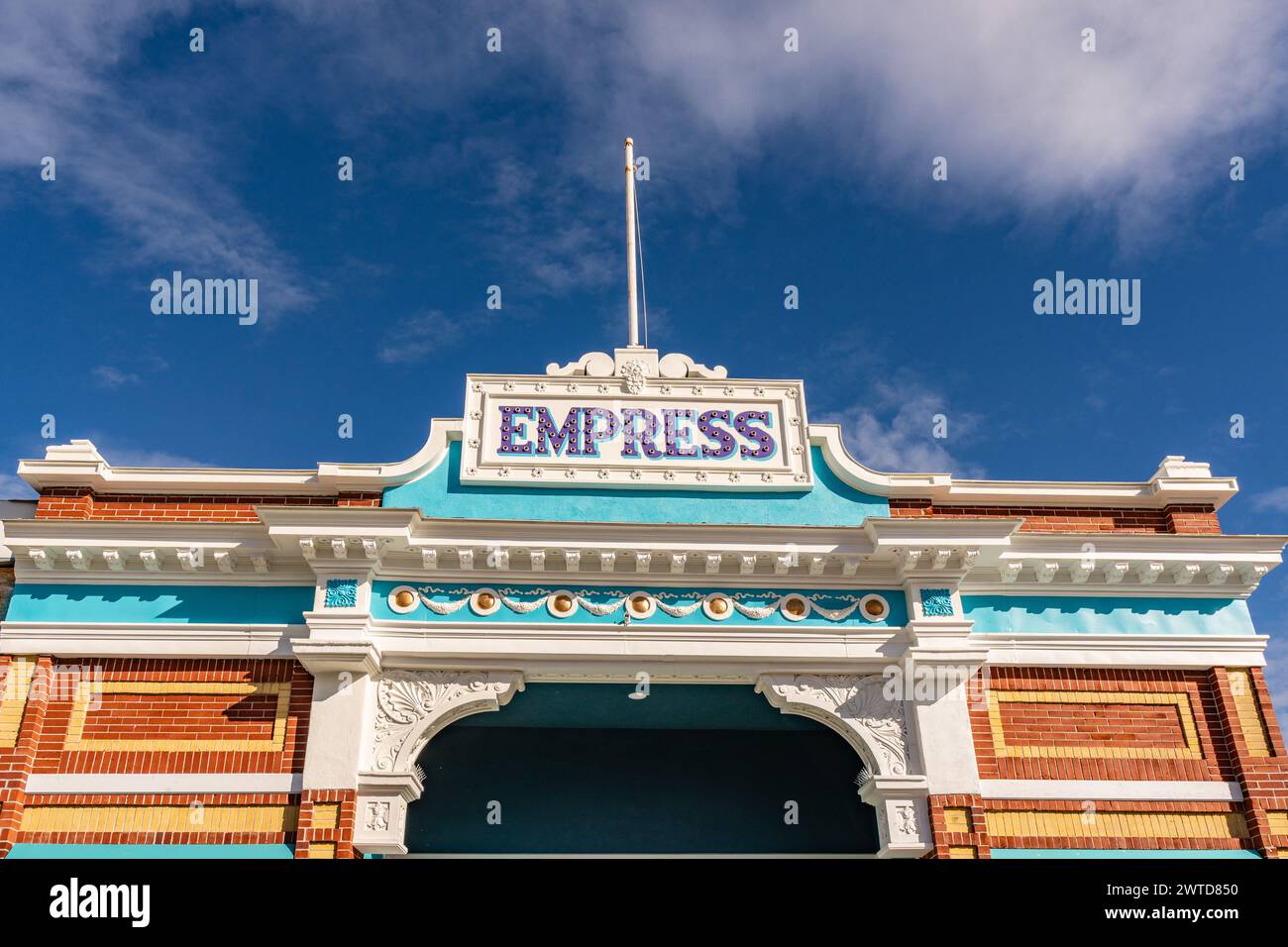 Magna, UT, États-Unis-6 mars 2024 : L'entrée colorée de l'historique théâtre Empress le long de la petite rue principale de la ville. Banque D'Images