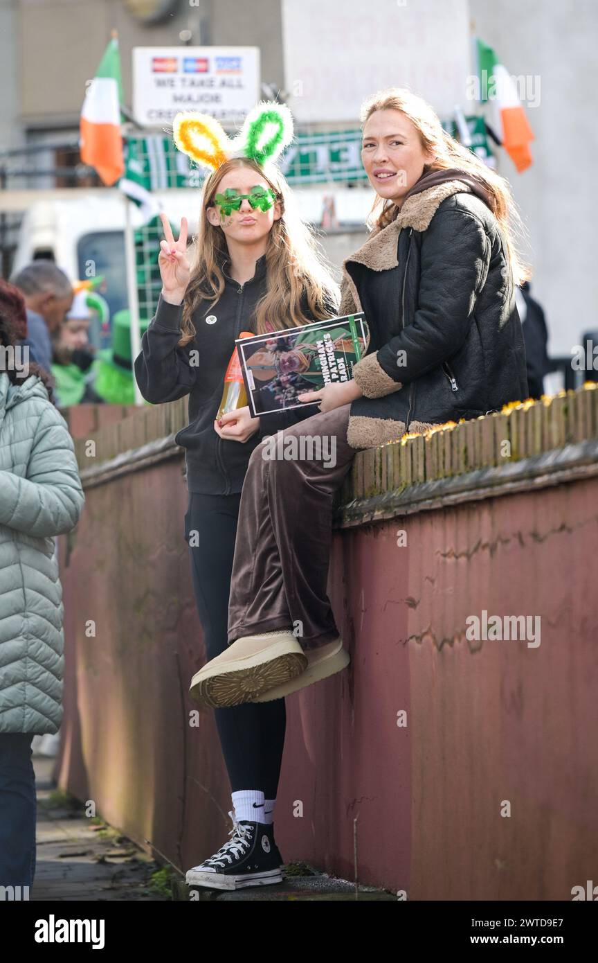 Bradford Street, Birmingham, le 17 mars 2024 - des milliers de personnes ont assisté au défilé de la St Patrick 2024 dans le centre-ville de Birmingham dimanche. Le premier défilé organisé dans le quartier irlandais de la ville depuis la pandémie en 2019. Les foules affluent pour voir des chars, des danseurs et bien d'autres. La plupart des touristes portaient des drapeaux irlandais et avaient leurs visages peints. Le tracé est plus petit que les années précédentes en raison de travaux de construction le long de la ligne de métro Midland à travers Digbeth. Crédit : arrêtez Press Media/Alamy Live News Banque D'Images