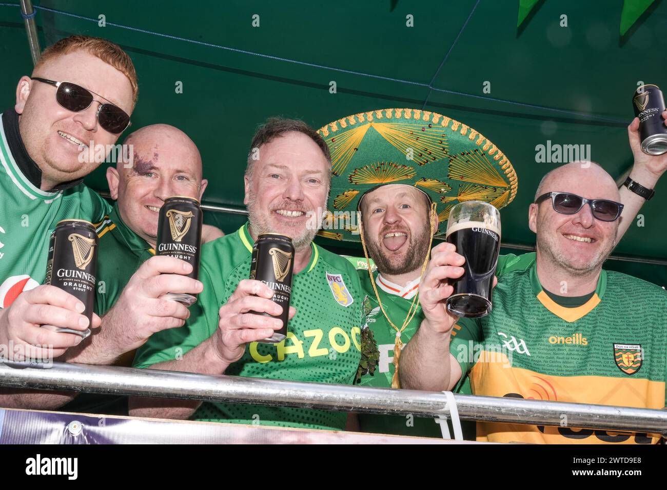 Bradford Street, Birmingham, le 17 mars 2024 - des milliers de personnes ont assisté au défilé de la St Patrick 2024 dans le centre-ville de Birmingham dimanche. Le premier défilé organisé dans le quartier irlandais de la ville depuis la pandémie en 2019. Les foules affluent pour voir des chars, des danseurs et bien d'autres. La plupart des touristes portaient des drapeaux irlandais et avaient leurs visages peints. Le tracé est plus petit que les années précédentes en raison de travaux de construction le long de la ligne de métro Midland à travers Digbeth. Crédit : arrêtez Press Media/Alamy Live News Banque D'Images