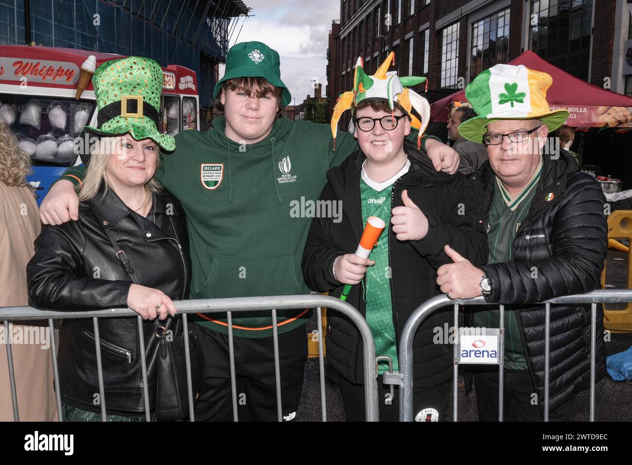 Bradford Street, Birmingham, le 17 mars 2024 - des milliers de personnes ont assisté au défilé de la St Patrick 2024 dans le centre-ville de Birmingham dimanche. Le premier défilé organisé dans le quartier irlandais de la ville depuis la pandémie en 2019. Les foules affluent pour voir des chars, des danseurs et bien d'autres. La plupart des touristes portaient des drapeaux irlandais et avaient leurs visages peints. Le tracé est plus petit que les années précédentes en raison de travaux de construction le long de la ligne de métro Midland à travers Digbeth. Crédit : arrêtez Press Media/Alamy Live News Banque D'Images