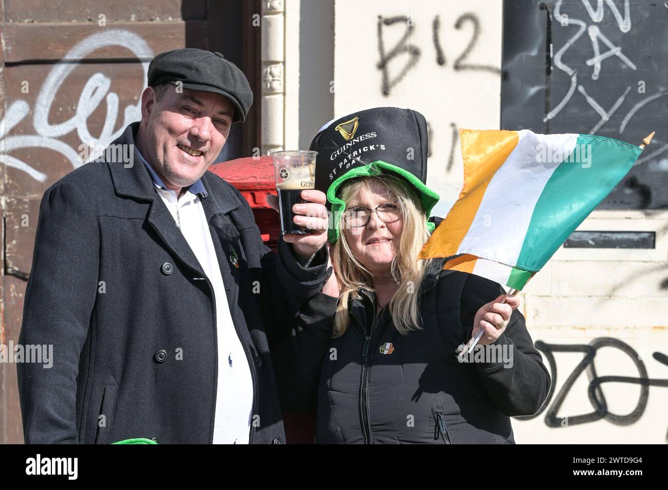 Bradford Street, Birmingham, le 17 mars 2024 - des milliers de personnes ont assisté au défilé de la St Patrick 2024 dans le centre-ville de Birmingham dimanche. Le premier défilé organisé dans le quartier irlandais de la ville depuis la pandémie en 2019. Les foules affluent pour voir des chars, des danseurs et bien d'autres. La plupart des touristes portaient des drapeaux irlandais et avaient leurs visages peints. Le tracé est plus petit que les années précédentes en raison de travaux de construction le long de la ligne de métro Midland à travers Digbeth. Crédit : arrêtez Press Media/Alamy Live News Banque D'Images
