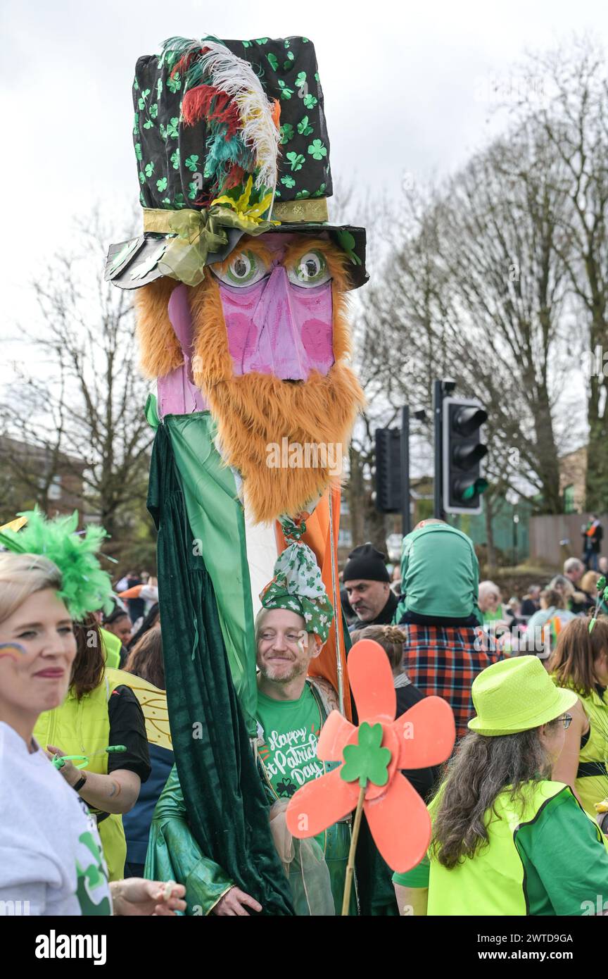 Bradford Street, Birmingham, le 17 mars 2024 - des milliers de personnes ont assisté au défilé de la St Patrick 2024 dans le centre-ville de Birmingham dimanche. Le premier défilé organisé dans le quartier irlandais de la ville depuis la pandémie en 2019. Les foules affluent pour voir des chars, des danseurs et bien d'autres. La plupart des touristes portaient des drapeaux irlandais et avaient leurs visages peints. Le tracé est plus petit que les années précédentes en raison de travaux de construction le long de la ligne de métro Midland à travers Digbeth. Crédit : arrêtez Press Media/Alamy Live News Banque D'Images
