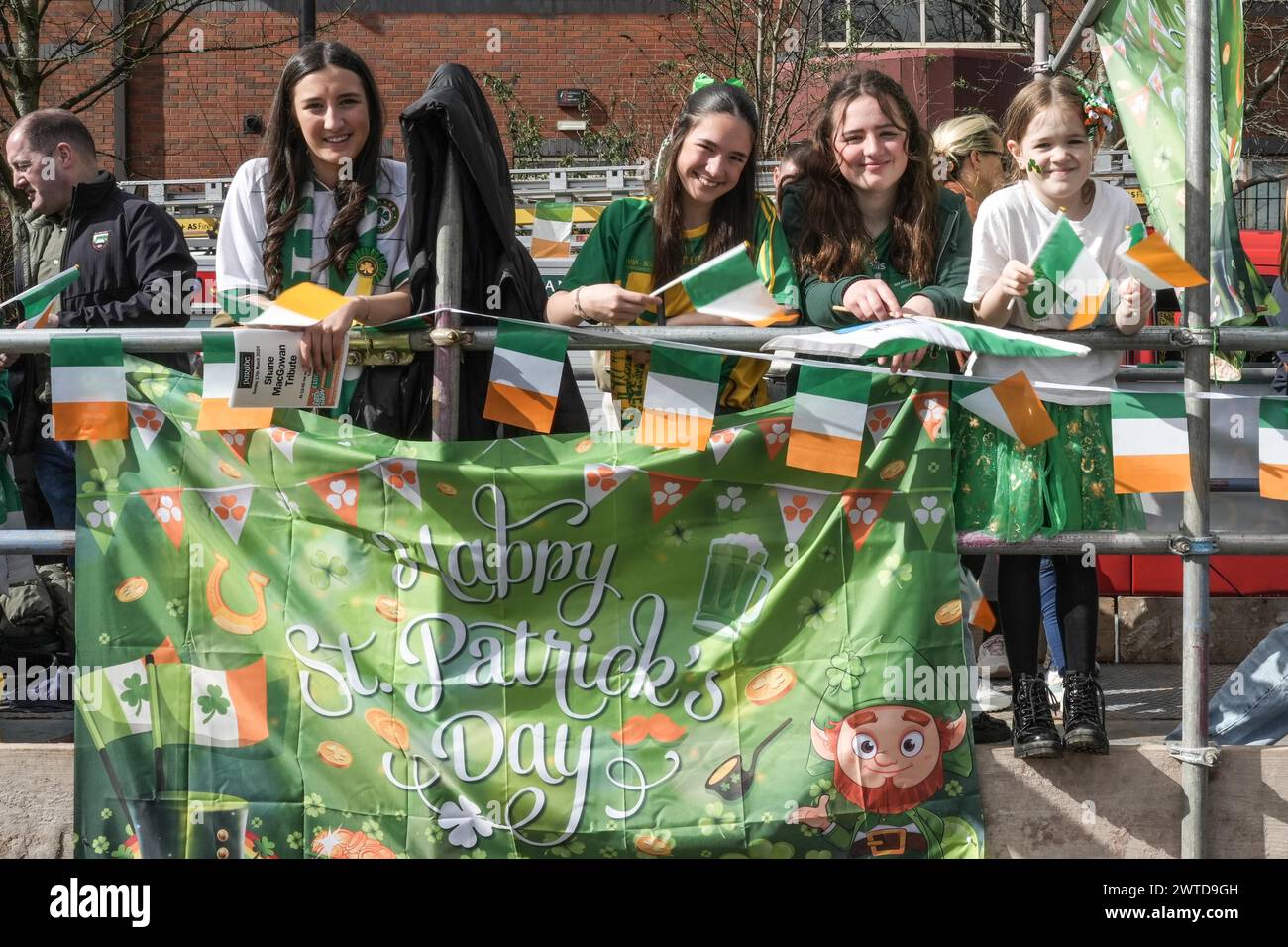 Bradford Street, Birmingham, le 17 mars 2024 - des milliers de personnes ont assisté au défilé de la St Patrick 2024 dans le centre-ville de Birmingham dimanche. Le premier défilé organisé dans le quartier irlandais de la ville depuis la pandémie en 2019. Les foules affluent pour voir des chars, des danseurs et bien d'autres. La plupart des touristes portaient des drapeaux irlandais et avaient leurs visages peints. Le tracé est plus petit que les années précédentes en raison de travaux de construction le long de la ligne de métro Midland à travers Digbeth. Crédit : arrêtez Press Media/Alamy Live News Banque D'Images