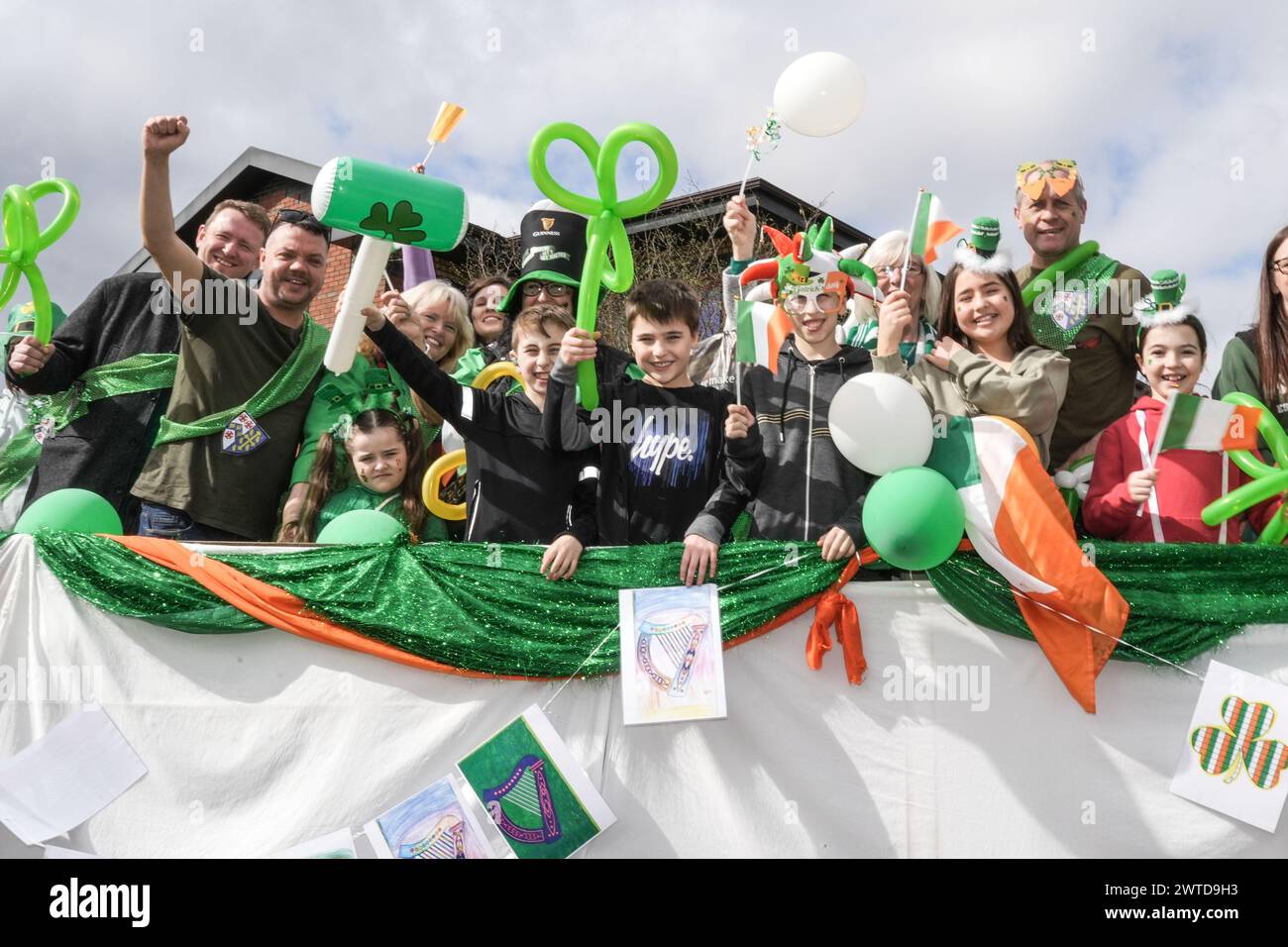 Bradford Street, Birmingham, le 17 mars 2024 - des milliers de personnes ont assisté au défilé de la St Patrick 2024 dans le centre-ville de Birmingham dimanche. Le premier défilé organisé dans le quartier irlandais de la ville depuis la pandémie en 2019. Les foules affluent pour voir des chars, des danseurs et bien d'autres. La plupart des touristes portaient des drapeaux irlandais et avaient leurs visages peints. Le tracé est plus petit que les années précédentes en raison de travaux de construction le long de la ligne de métro Midland à travers Digbeth. Crédit : arrêtez Press Media/Alamy Live News Banque D'Images