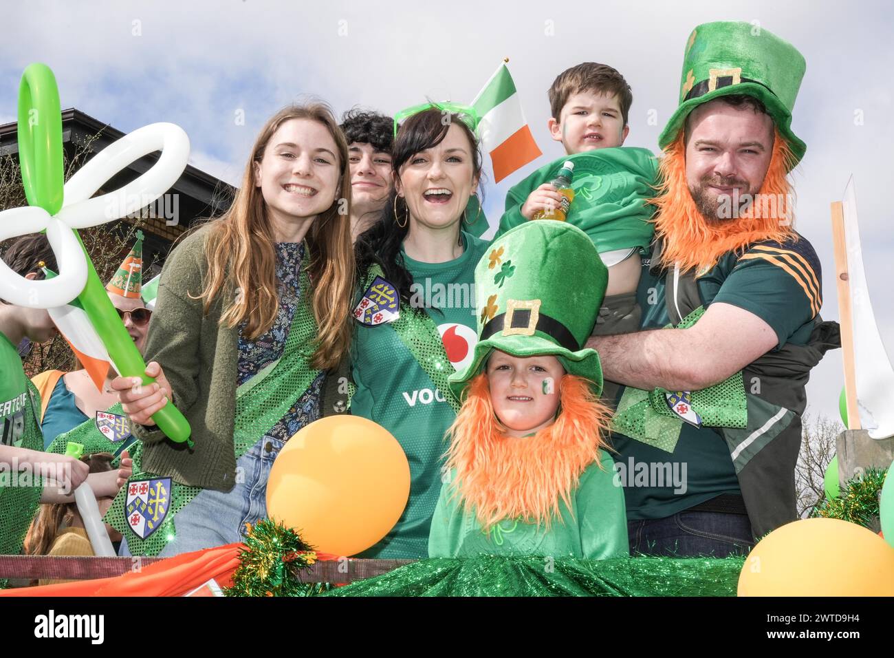 Bradford Street, Birmingham, le 17 mars 2024 - des milliers de personnes ont assisté au défilé de la St Patrick 2024 dans le centre-ville de Birmingham dimanche. Le premier défilé organisé dans le quartier irlandais de la ville depuis la pandémie en 2019. Les foules affluent pour voir des chars, des danseurs et bien d'autres. La plupart des touristes portaient des drapeaux irlandais et avaient leurs visages peints. Le tracé est plus petit que les années précédentes en raison de travaux de construction le long de la ligne de métro Midland à travers Digbeth. Crédit : arrêtez Press Media/Alamy Live News Banque D'Images