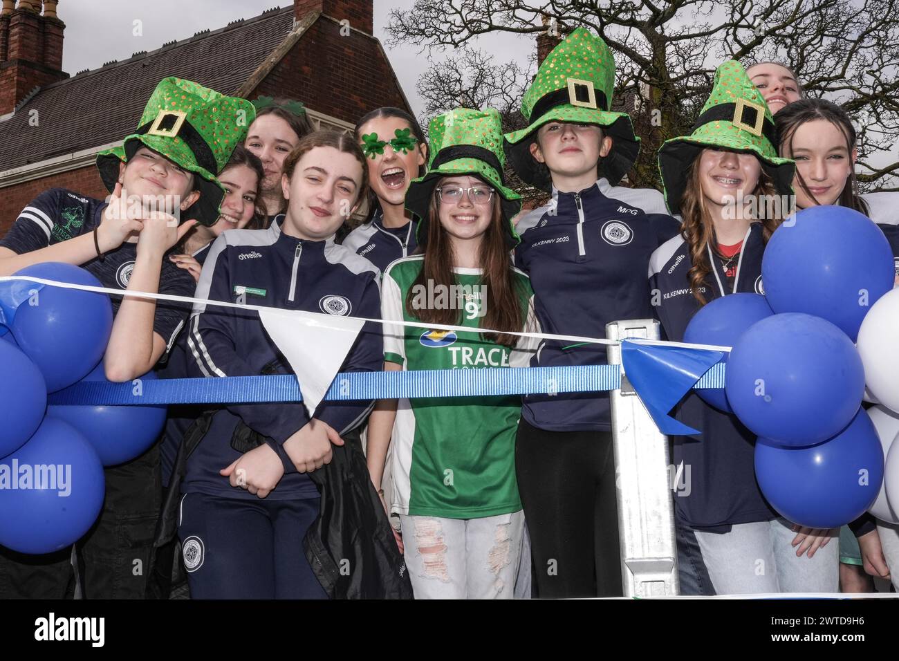 Bradford Street, Birmingham, le 17 mars 2024 - des milliers de personnes ont assisté au défilé de la St Patrick 2024 dans le centre-ville de Birmingham dimanche. Le premier défilé organisé dans le quartier irlandais de la ville depuis la pandémie en 2019. Les foules affluent pour voir des chars, des danseurs et bien d'autres. La plupart des touristes portaient des drapeaux irlandais et avaient leurs visages peints. Le tracé est plus petit que les années précédentes en raison de travaux de construction le long de la ligne de métro Midland à travers Digbeth. Crédit : arrêtez Press Media/Alamy Live News Banque D'Images