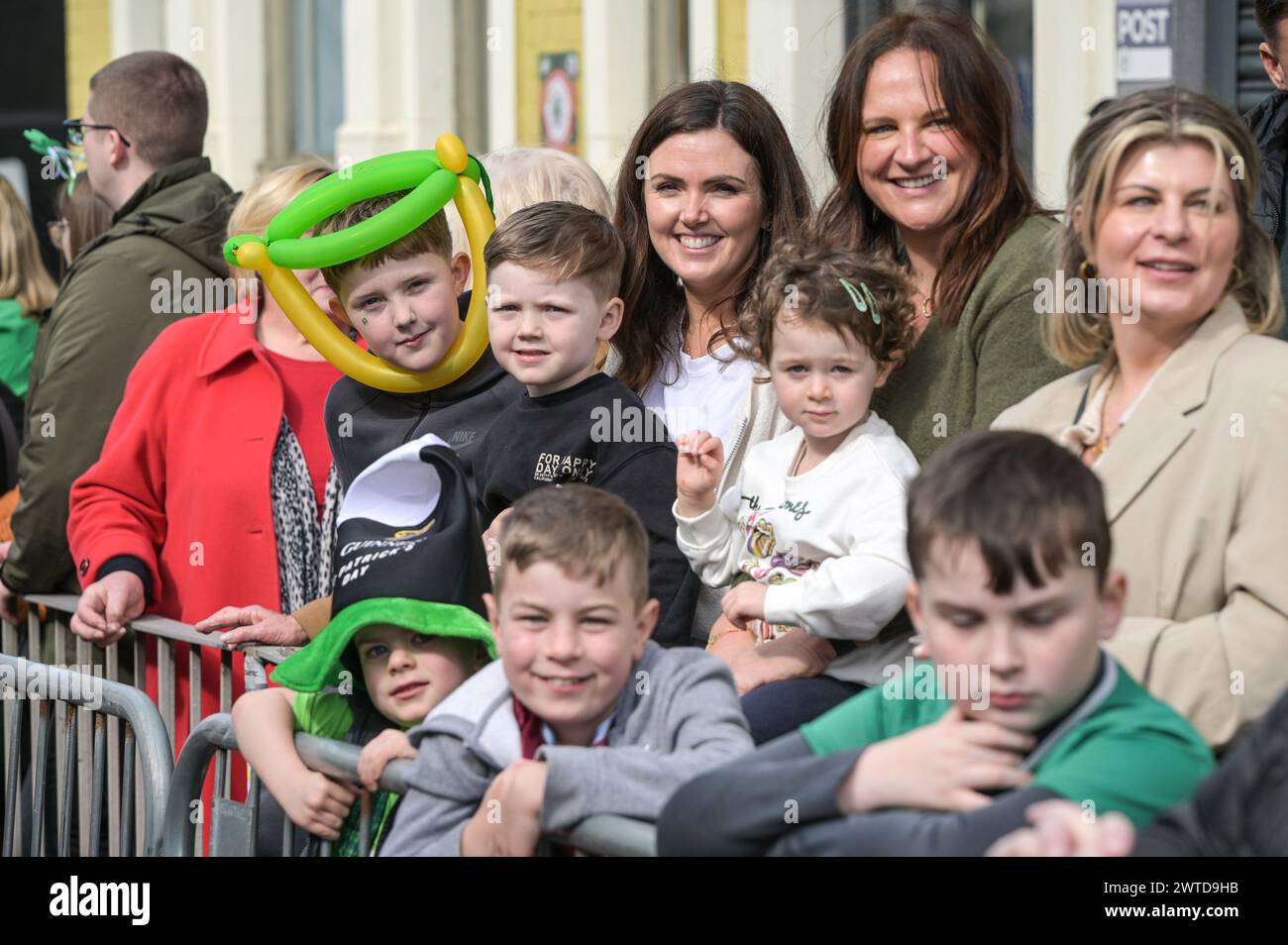 Bradford Street, Birmingham, le 17 mars 2024 - des milliers de personnes ont assisté au défilé de la St Patrick 2024 dans le centre-ville de Birmingham dimanche. Le premier défilé organisé dans le quartier irlandais de la ville depuis la pandémie en 2019. Les foules affluent pour voir des chars, des danseurs et bien d'autres. La plupart des touristes portaient des drapeaux irlandais et avaient leurs visages peints. Le tracé est plus petit que les années précédentes en raison de travaux de construction le long de la ligne de métro Midland à travers Digbeth. Crédit : arrêtez Press Media/Alamy Live News Banque D'Images