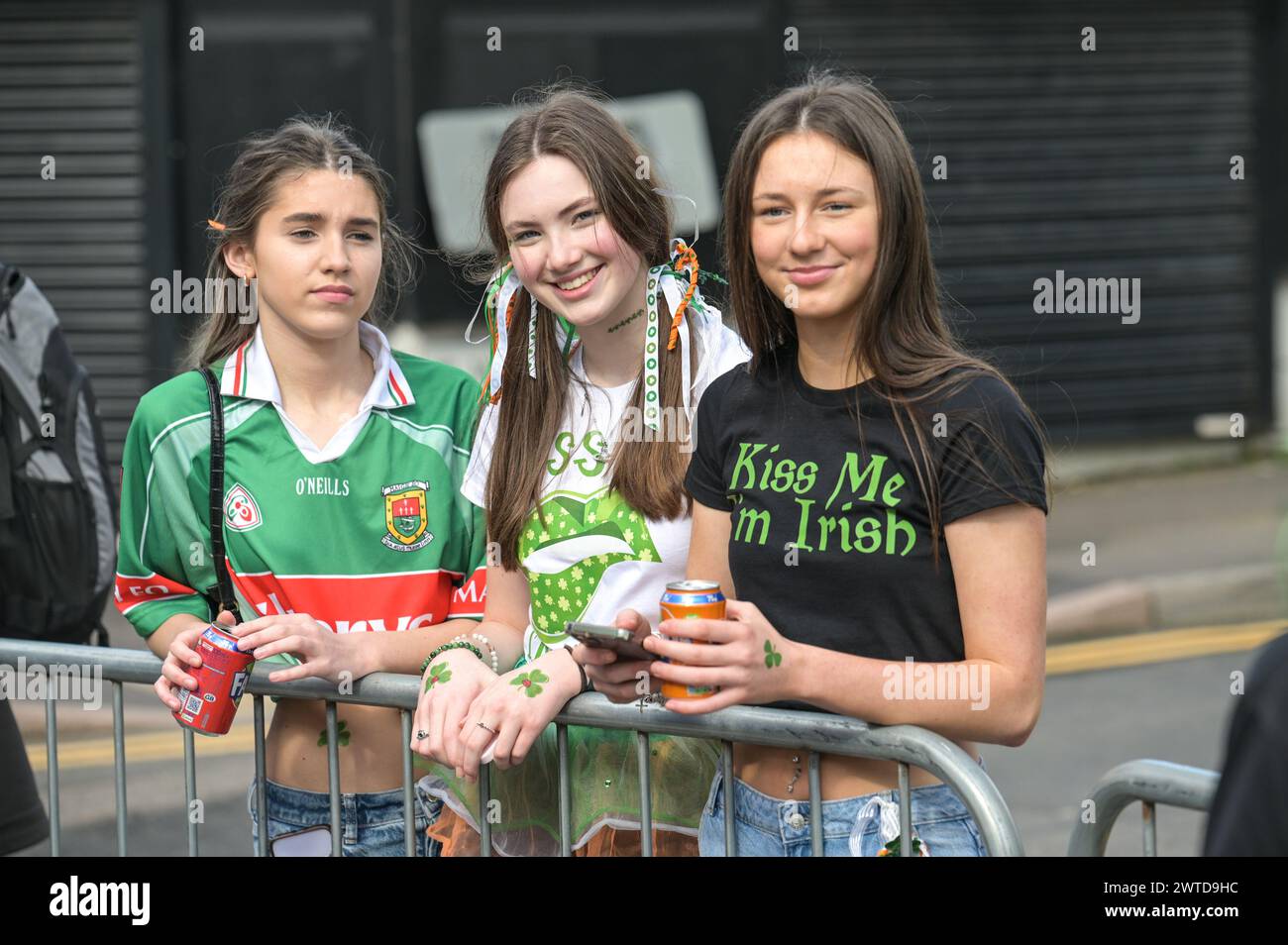 Bradford Street, Birmingham, le 17 mars 2024 - des milliers de personnes ont assisté au défilé de la St Patrick 2024 dans le centre-ville de Birmingham dimanche. Le premier défilé organisé dans le quartier irlandais de la ville depuis la pandémie en 2019. Les foules affluent pour voir des chars, des danseurs et bien d'autres. La plupart des touristes portaient des drapeaux irlandais et avaient leurs visages peints. Le tracé est plus petit que les années précédentes en raison de travaux de construction le long de la ligne de métro Midland à travers Digbeth. Crédit : arrêtez Press Media/Alamy Live News Banque D'Images
