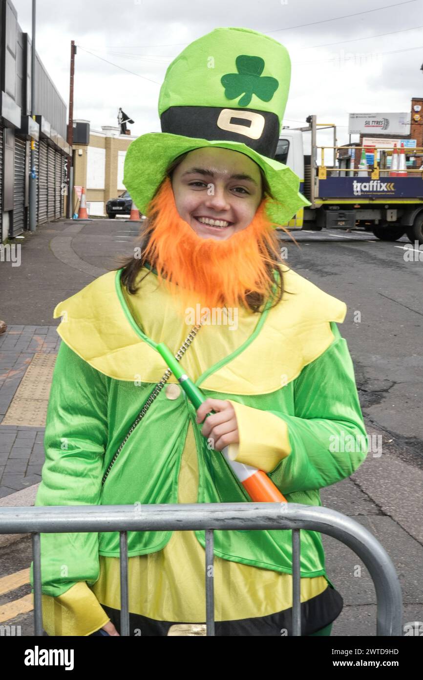 Bradford Street, Birmingham, le 17 mars 2024 - des milliers de personnes ont assisté au défilé de la St Patrick 2024 dans le centre-ville de Birmingham dimanche. Le premier défilé organisé dans le quartier irlandais de la ville depuis la pandémie en 2019. Les foules affluent pour voir des chars, des danseurs et bien d'autres. La plupart des touristes portaient des drapeaux irlandais et avaient leurs visages peints. Le tracé est plus petit que les années précédentes en raison de travaux de construction le long de la ligne de métro Midland à travers Digbeth. Crédit : arrêtez Press Media/Alamy Live News Banque D'Images