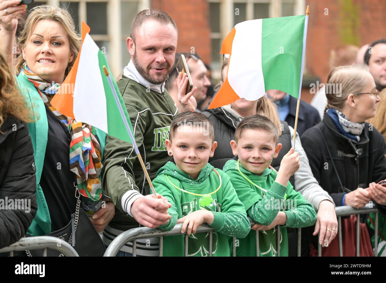 Bradford Street, Birmingham, le 17 mars 2024 - des milliers de personnes ont assisté au défilé de la St Patrick 2024 dans le centre-ville de Birmingham dimanche. Le premier défilé organisé dans le quartier irlandais de la ville depuis la pandémie en 2019. Les foules affluent pour voir des chars, des danseurs et bien d'autres. La plupart des touristes portaient des drapeaux irlandais et avaient leurs visages peints. Le tracé est plus petit que les années précédentes en raison de travaux de construction le long de la ligne de métro Midland à travers Digbeth. Crédit : arrêtez Press Media/Alamy Live News Banque D'Images