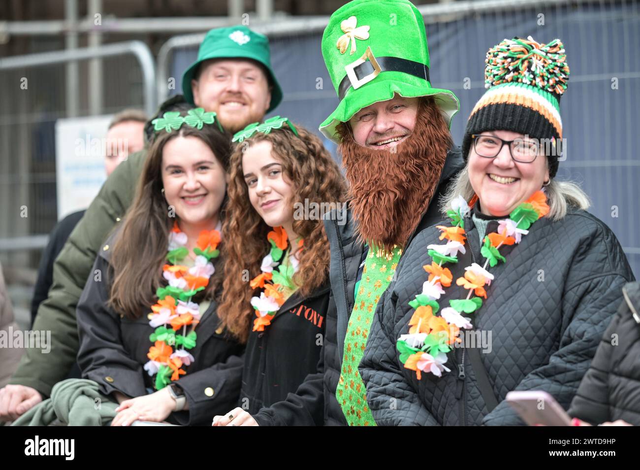 Bradford Street, Birmingham, le 17 mars 2024 - des milliers de personnes ont assisté au défilé de la St Patrick 2024 dans le centre-ville de Birmingham dimanche. Le premier défilé organisé dans le quartier irlandais de la ville depuis la pandémie en 2019. Les foules affluent pour voir des chars, des danseurs et bien d'autres. La plupart des touristes portaient des drapeaux irlandais et avaient leurs visages peints. Le tracé est plus petit que les années précédentes en raison de travaux de construction le long de la ligne de métro Midland à travers Digbeth. Crédit : arrêtez Press Media/Alamy Live News Banque D'Images
