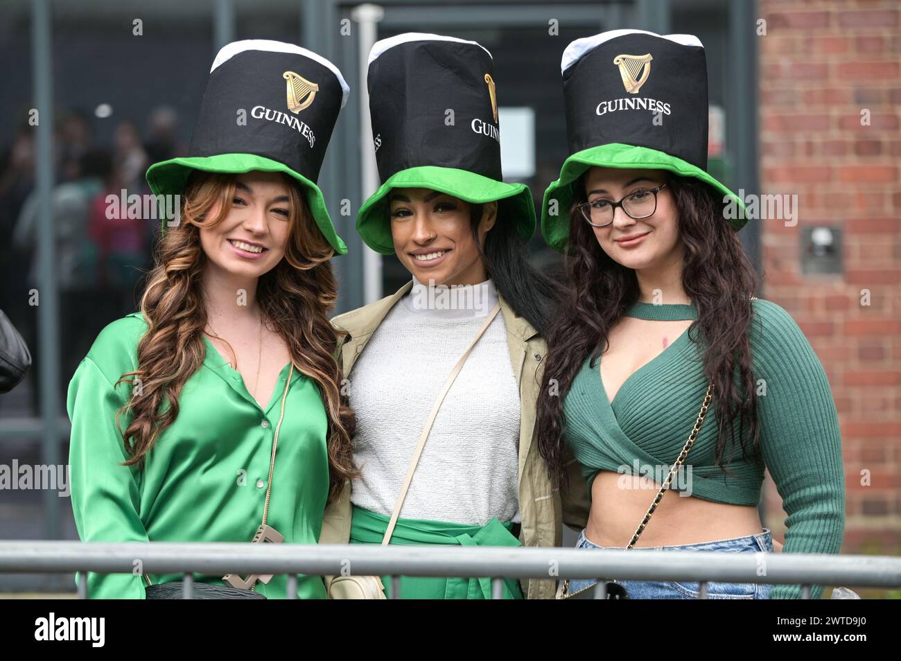 Bradford Street, Birmingham, le 17 mars 2024 - des milliers de personnes ont assisté au défilé de la St Patrick 2024 dans le centre-ville de Birmingham dimanche. Le premier défilé organisé dans le quartier irlandais de la ville depuis la pandémie en 2019. Les foules affluent pour voir des chars, des danseurs et bien d'autres. La plupart des touristes portaient des drapeaux irlandais et avaient leurs visages peints. Le tracé est plus petit que les années précédentes en raison de travaux de construction le long de la ligne de métro Midland à travers Digbeth. Crédit : arrêtez Press Media/Alamy Live News Banque D'Images