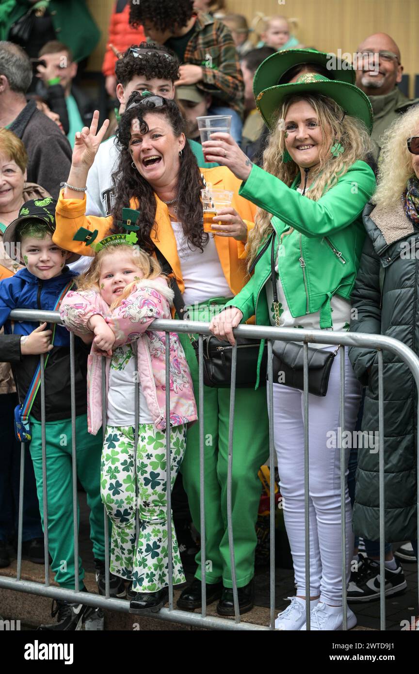 Bradford Street, Birmingham, le 17 mars 2024 - des milliers de personnes ont assisté au défilé de la St Patrick 2024 dans le centre-ville de Birmingham dimanche. Le premier défilé organisé dans le quartier irlandais de la ville depuis la pandémie en 2019. Les foules affluent pour voir des chars, des danseurs et bien d'autres. La plupart des touristes portaient des drapeaux irlandais et avaient leurs visages peints. Le tracé est plus petit que les années précédentes en raison de travaux de construction le long de la ligne de métro Midland à travers Digbeth. Crédit : arrêtez Press Media/Alamy Live News Banque D'Images