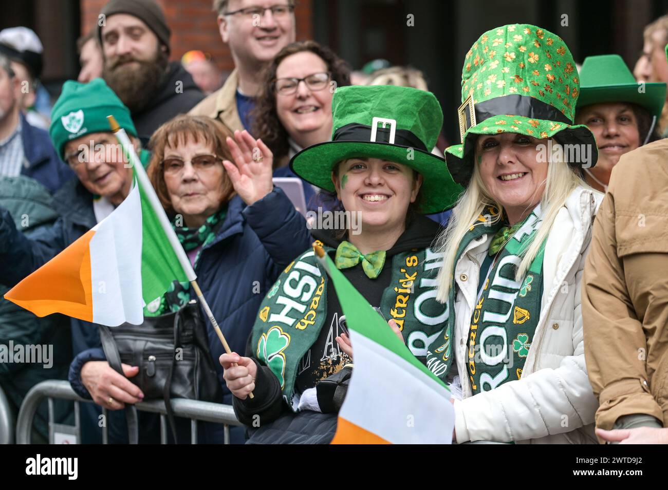 Bradford Street, Birmingham, le 17 mars 2024 - des milliers de personnes ont assisté au défilé de la St Patrick 2024 dans le centre-ville de Birmingham dimanche. Le premier défilé organisé dans le quartier irlandais de la ville depuis la pandémie en 2019. Les foules affluent pour voir des chars, des danseurs et bien d'autres. La plupart des touristes portaient des drapeaux irlandais et avaient leurs visages peints. Le tracé est plus petit que les années précédentes en raison de travaux de construction le long de la ligne de métro Midland à travers Digbeth. Crédit : arrêtez Press Media/Alamy Live News Banque D'Images