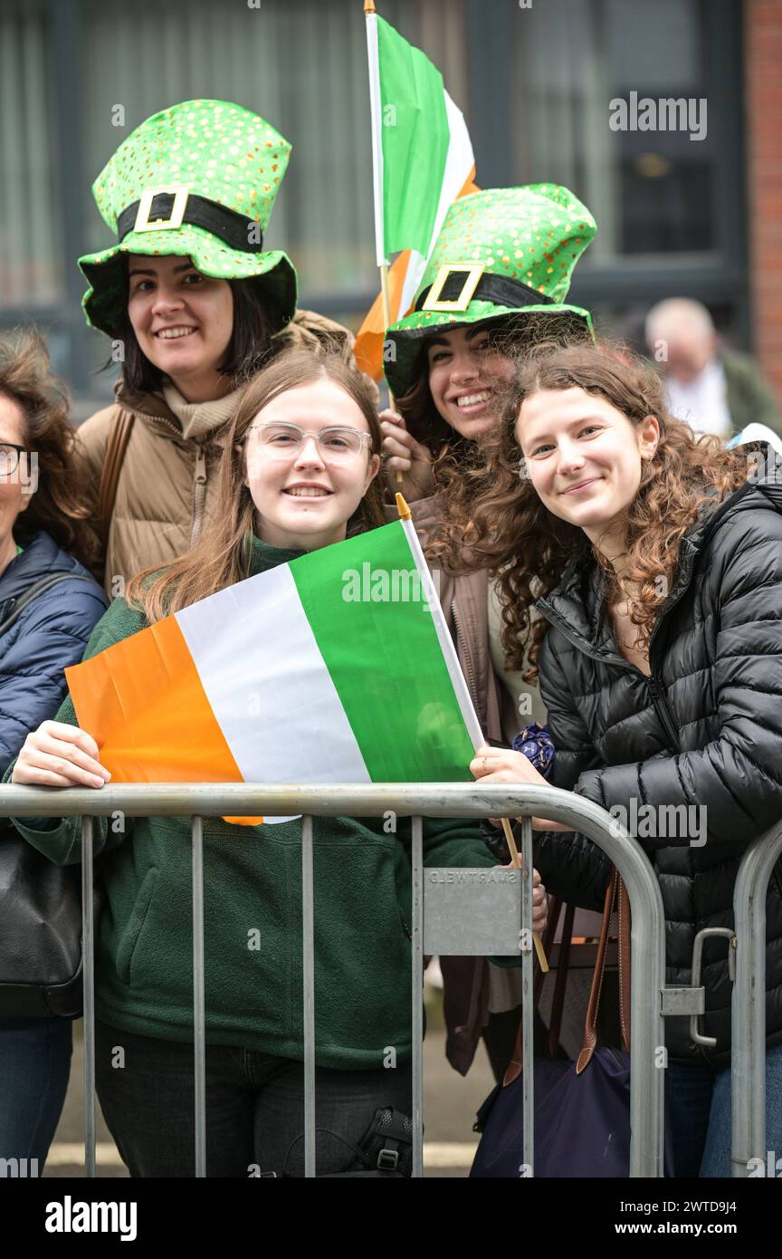 Bradford Street, Birmingham, le 17 mars 2024 - des milliers de personnes ont assisté au défilé de la St Patrick 2024 dans le centre-ville de Birmingham dimanche. Le premier défilé organisé dans le quartier irlandais de la ville depuis la pandémie en 2019. Les foules affluent pour voir des chars, des danseurs et bien d'autres. La plupart des touristes portaient des drapeaux irlandais et avaient leurs visages peints. Le tracé est plus petit que les années précédentes en raison de travaux de construction le long de la ligne de métro Midland à travers Digbeth. Crédit : arrêtez Press Media/Alamy Live News Banque D'Images
