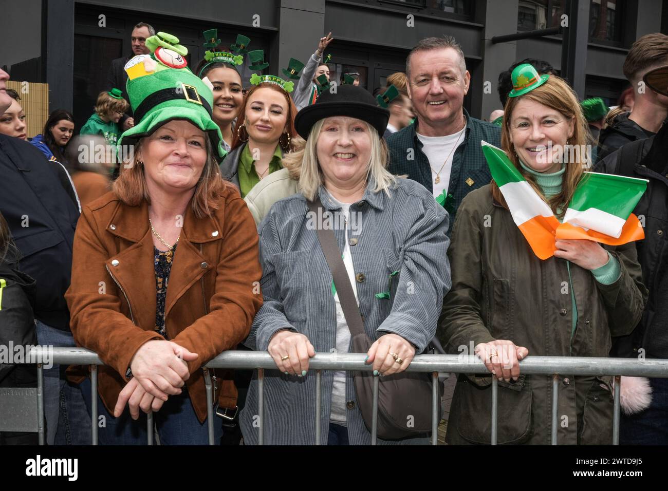 Bradford Street, Birmingham, le 17 mars 2024 - des milliers de personnes ont assisté au défilé de la St Patrick 2024 dans le centre-ville de Birmingham dimanche. Le premier défilé organisé dans le quartier irlandais de la ville depuis la pandémie en 2019. Les foules affluent pour voir des chars, des danseurs et bien d'autres. La plupart des touristes portaient des drapeaux irlandais et avaient leurs visages peints. Le tracé est plus petit que les années précédentes en raison de travaux de construction le long de la ligne de métro Midland à travers Digbeth. Crédit : arrêtez Press Media/Alamy Live News Banque D'Images