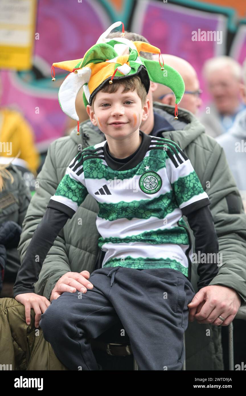 Bradford Street, Birmingham, le 17 mars 2024 - des milliers de personnes ont assisté au défilé de la St Patrick 2024 dans le centre-ville de Birmingham dimanche. Le premier défilé organisé dans le quartier irlandais de la ville depuis la pandémie en 2019. Les foules affluent pour voir des chars, des danseurs et bien d'autres. La plupart des touristes portaient des drapeaux irlandais et avaient leurs visages peints. Le tracé est plus petit que les années précédentes en raison de travaux de construction le long de la ligne de métro Midland à travers Digbeth. Crédit : arrêtez Press Media/Alamy Live News Banque D'Images