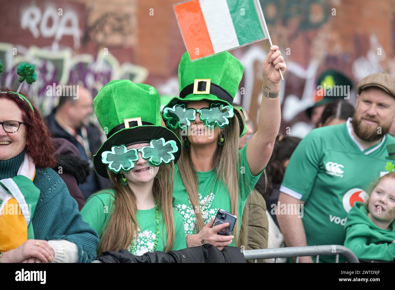 Bradford Street, Birmingham, le 17 mars 2024 - des milliers de personnes ont assisté au défilé de la St Patrick 2024 dans le centre-ville de Birmingham dimanche. Le premier défilé organisé dans le quartier irlandais de la ville depuis la pandémie en 2019. Les foules affluent pour voir des chars, des danseurs et bien d'autres. La plupart des touristes portaient des drapeaux irlandais et avaient leurs visages peints. Le tracé est plus petit que les années précédentes en raison de travaux de construction le long de la ligne de métro Midland à travers Digbeth. Crédit : arrêtez Press Media/Alamy Live News Banque D'Images