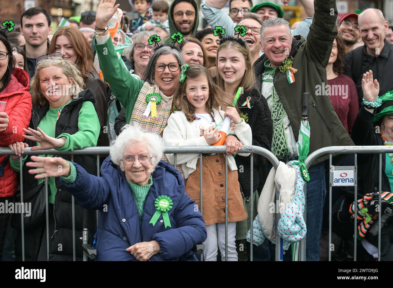 Bradford Street, Birmingham, le 17 mars 2024 - des milliers de personnes ont assisté au défilé de la St Patrick 2024 dans le centre-ville de Birmingham dimanche. Le premier défilé organisé dans le quartier irlandais de la ville depuis la pandémie en 2019. Les foules affluent pour voir des chars, des danseurs et bien d'autres. La plupart des touristes portaient des drapeaux irlandais et avaient leurs visages peints. Le tracé est plus petit que les années précédentes en raison de travaux de construction le long de la ligne de métro Midland à travers Digbeth. Crédit : arrêtez Press Media/Alamy Live News Banque D'Images