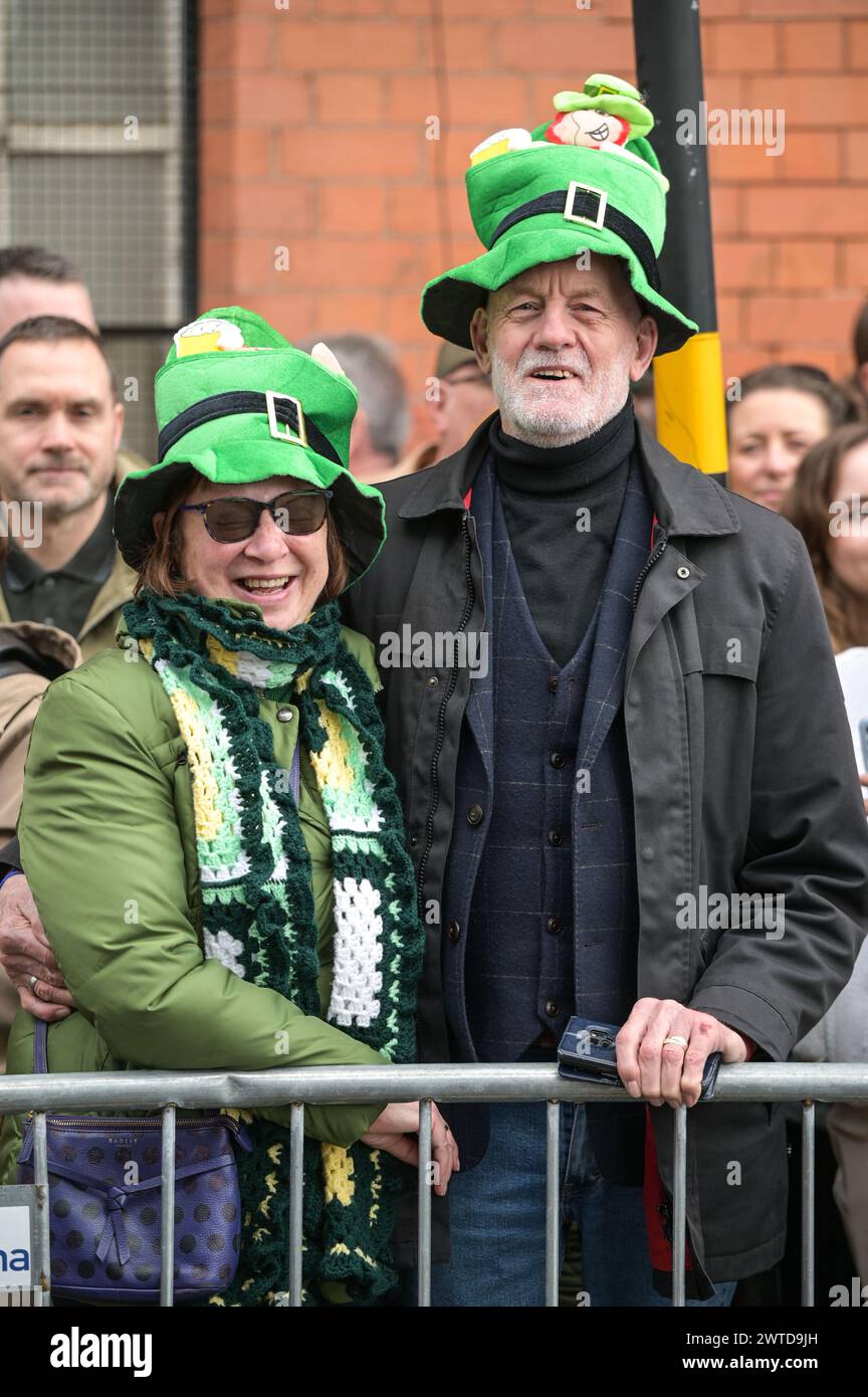 Bradford Street, Birmingham, le 17 mars 2024 - des milliers de personnes ont assisté au défilé de la St Patrick 2024 dans le centre-ville de Birmingham dimanche. Le premier défilé organisé dans le quartier irlandais de la ville depuis la pandémie en 2019. Les foules affluent pour voir des chars, des danseurs et bien d'autres. La plupart des touristes portaient des drapeaux irlandais et avaient leurs visages peints. Le tracé est plus petit que les années précédentes en raison de travaux de construction le long de la ligne de métro Midland à travers Digbeth. Crédit : arrêtez Press Media/Alamy Live News Banque D'Images