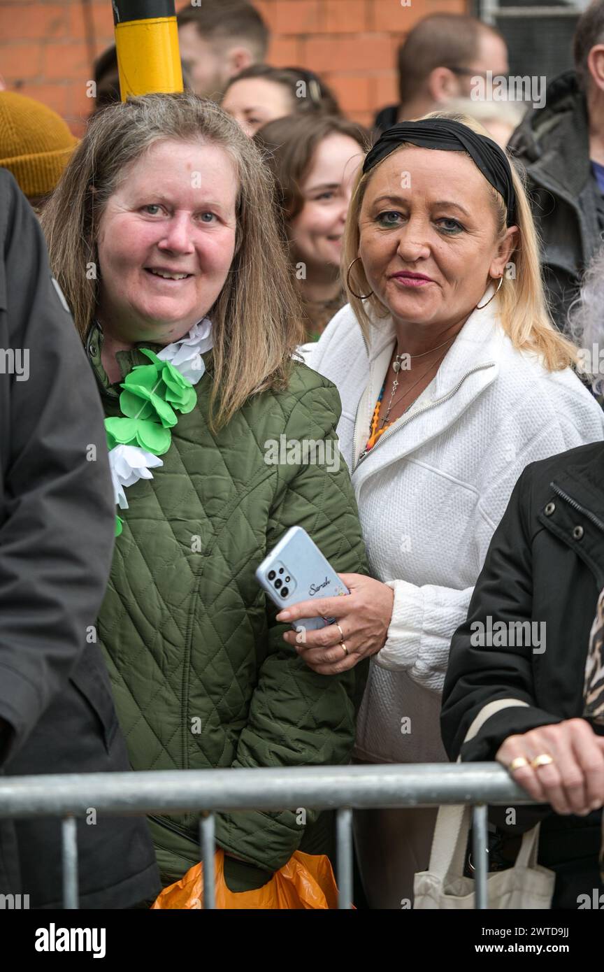 Bradford Street, Birmingham, le 17 mars 2024 - des milliers de personnes ont assisté au défilé de la St Patrick 2024 dans le centre-ville de Birmingham dimanche. Le premier défilé organisé dans le quartier irlandais de la ville depuis la pandémie en 2019. Les foules affluent pour voir des chars, des danseurs et bien d'autres. La plupart des touristes portaient des drapeaux irlandais et avaient leurs visages peints. Le tracé est plus petit que les années précédentes en raison de travaux de construction le long de la ligne de métro Midland à travers Digbeth. Crédit : arrêtez Press Media/Alamy Live News Banque D'Images