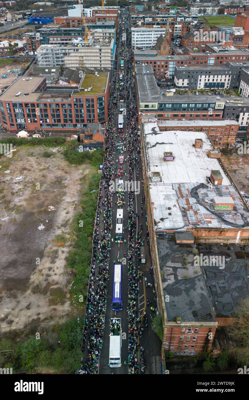 Bradford Street, Birmingham, le 17 mars 2024 - des milliers de personnes ont assisté au défilé de la St Patrick 2024 dans le centre-ville de Birmingham dimanche. Le premier défilé organisé dans le quartier irlandais de la ville depuis la pandémie en 2019. Les foules affluent pour voir des chars, des danseurs et bien d'autres. La plupart des touristes portaient des drapeaux irlandais et avaient leurs visages peints. Le tracé est plus petit que les années précédentes en raison de travaux de construction le long de la ligne de métro Midland à travers Digbeth. Crédit : arrêtez Press Media/Alamy Live News Banque D'Images