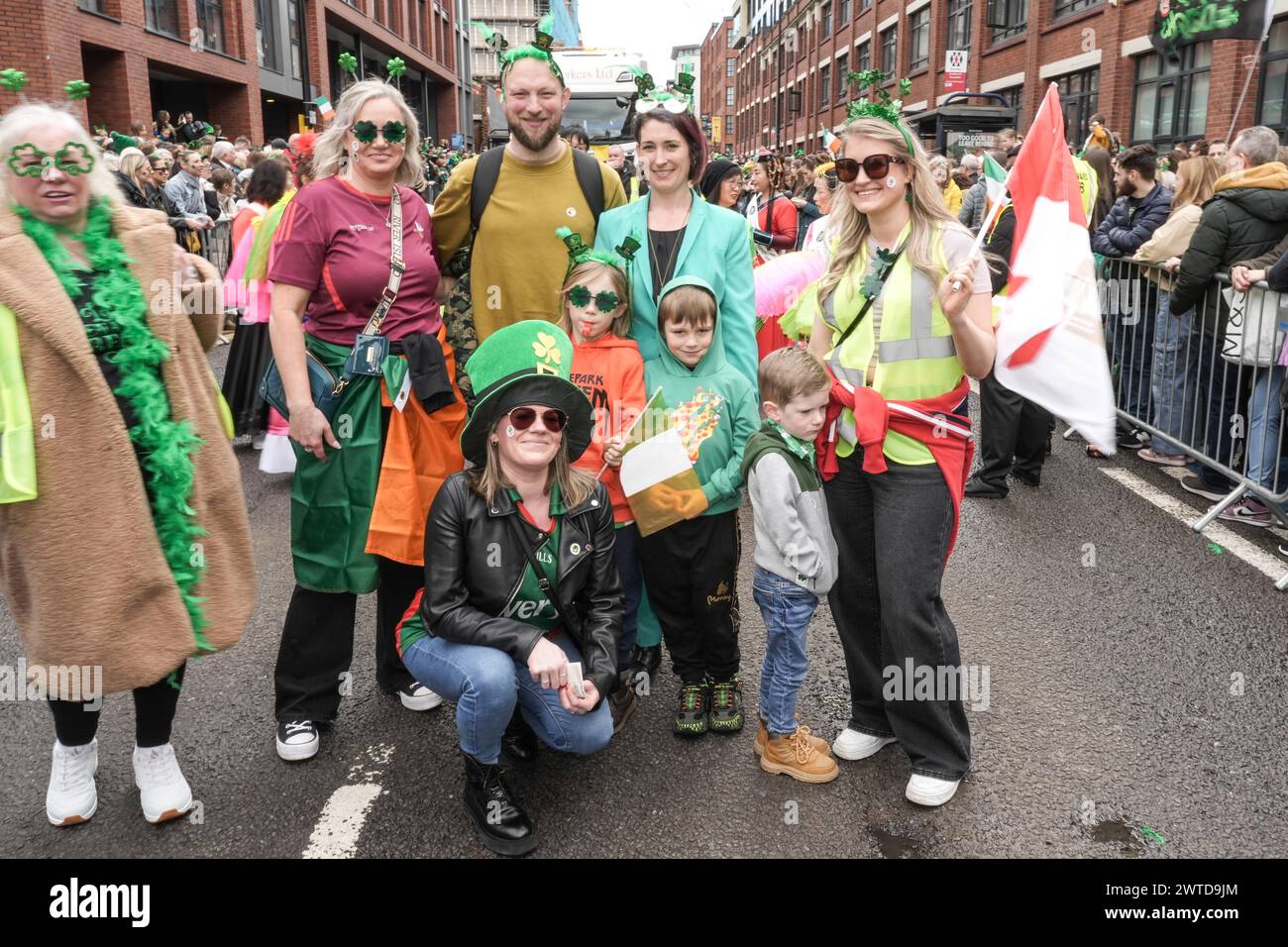 Bradford Street, Birmingham, le 17 mars 2024 - des milliers de personnes ont assisté au défilé de la St Patrick 2024 dans le centre-ville de Birmingham dimanche. Le premier défilé organisé dans le quartier irlandais de la ville depuis la pandémie en 2019. Les foules affluent pour voir des chars, des danseurs et bien d'autres. La plupart des touristes portaient des drapeaux irlandais et avaient leurs visages peints. Le tracé est plus petit que les années précédentes en raison de travaux de construction le long de la ligne de métro Midland à travers Digbeth. Crédit : arrêtez Press Media/Alamy Live News Banque D'Images