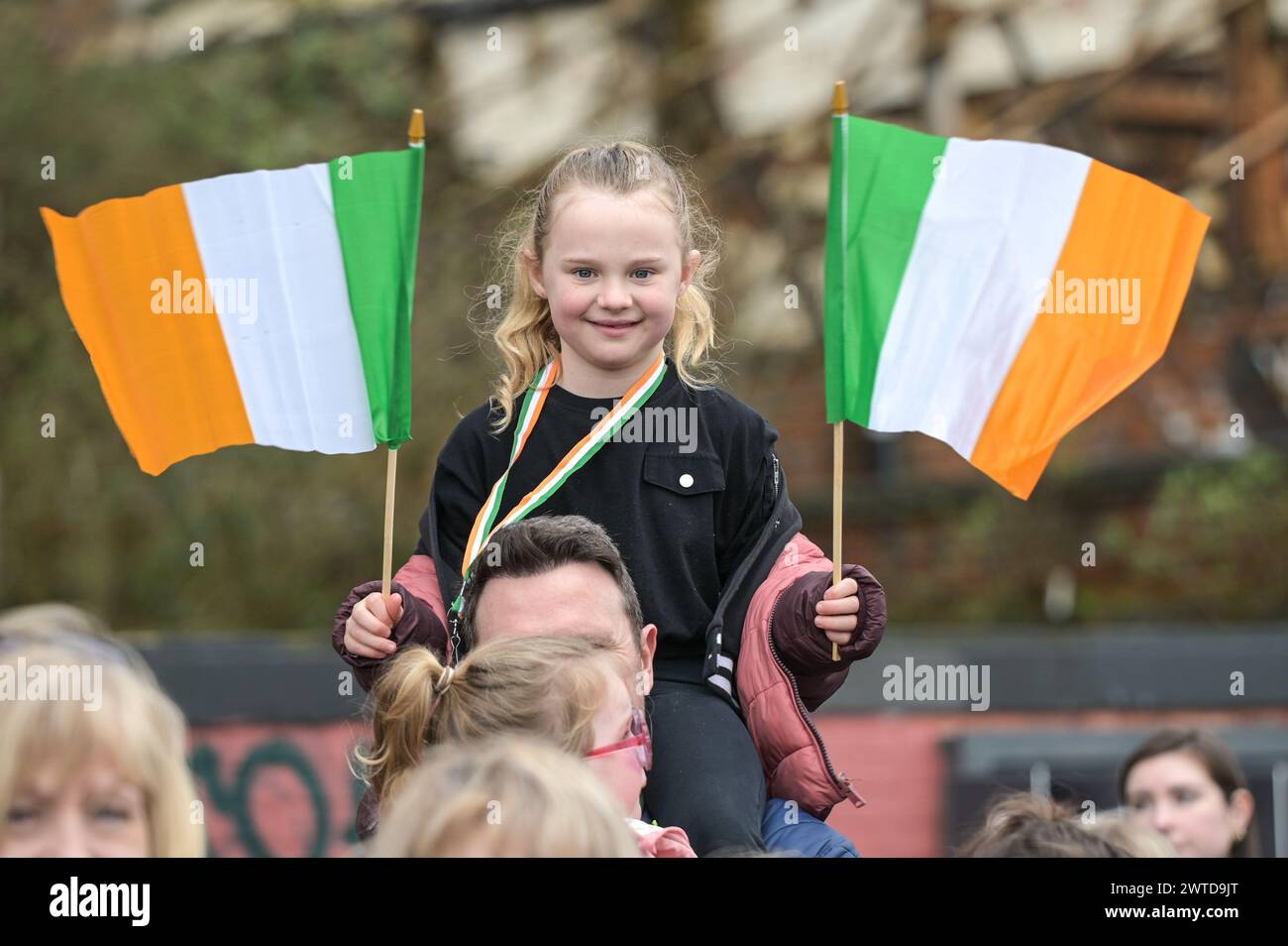 Bradford Street, Birmingham, le 17 mars 2024 - des milliers de personnes ont assisté au défilé de la St Patrick 2024 dans le centre-ville de Birmingham dimanche. Le premier défilé organisé dans le quartier irlandais de la ville depuis la pandémie en 2019. Les foules affluent pour voir des chars, des danseurs et bien d'autres. La plupart des touristes portaient des drapeaux irlandais et avaient leurs visages peints. Le tracé est plus petit que les années précédentes en raison de travaux de construction le long de la ligne de métro Midland à travers Digbeth. Crédit : arrêtez Press Media/Alamy Live News Banque D'Images