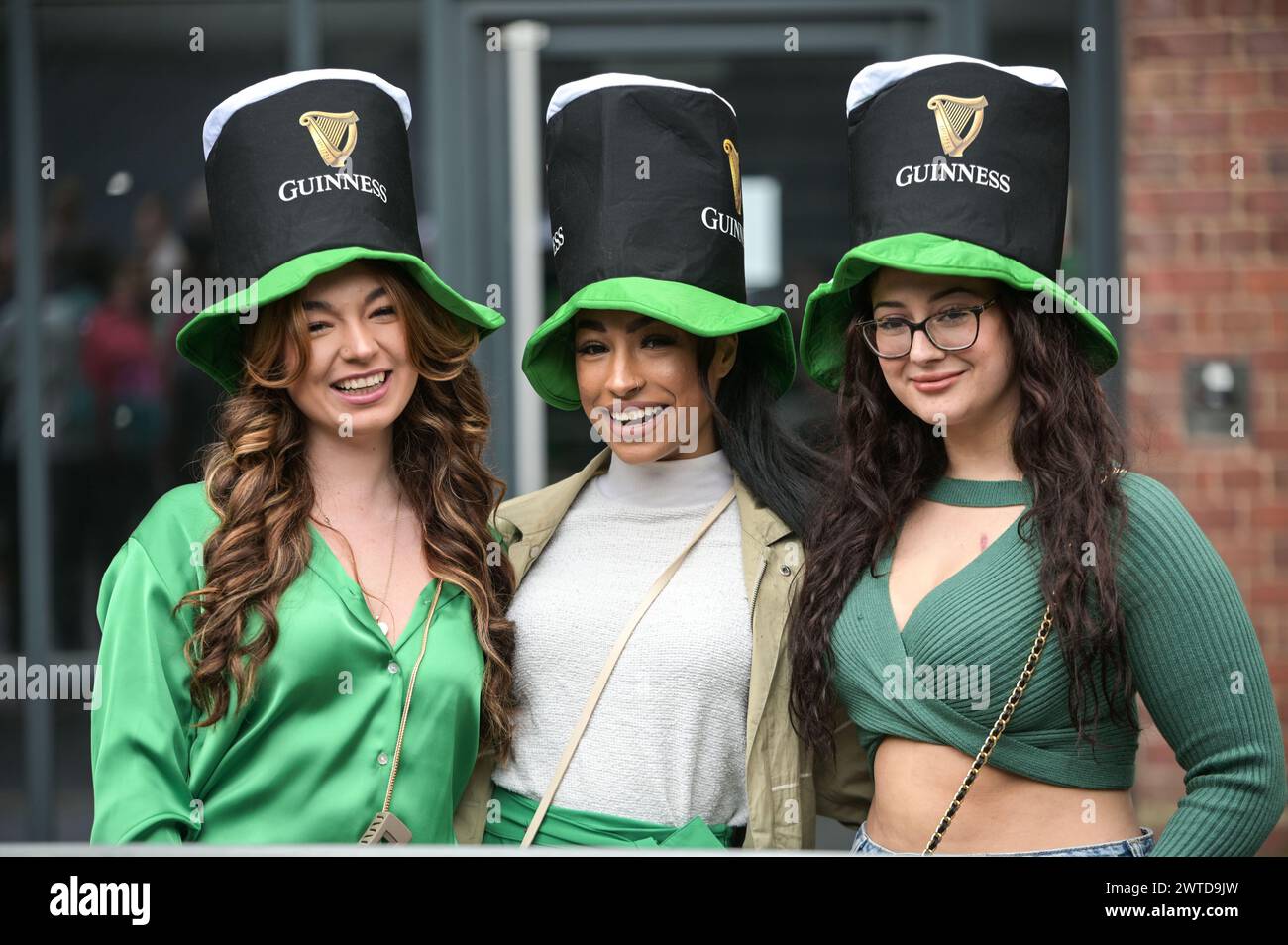 Bradford Street, Birmingham, le 17 mars 2024 - des milliers de personnes ont assisté au défilé de la St Patrick 2024 dans le centre-ville de Birmingham dimanche. Le premier défilé organisé dans le quartier irlandais de la ville depuis la pandémie en 2019. Les foules affluent pour voir des chars, des danseurs et bien d'autres. La plupart des touristes portaient des drapeaux irlandais et avaient leurs visages peints. Le tracé est plus petit que les années précédentes en raison de travaux de construction le long de la ligne de métro Midland à travers Digbeth. Crédit : arrêtez Press Media/Alamy Live News Banque D'Images