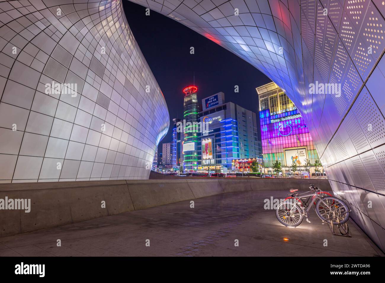 Paysage urbain de Séoul la nuit et gratte-ciel dans la région de Dongdaemun, Séoul, Corée du Sud. Banque D'Images