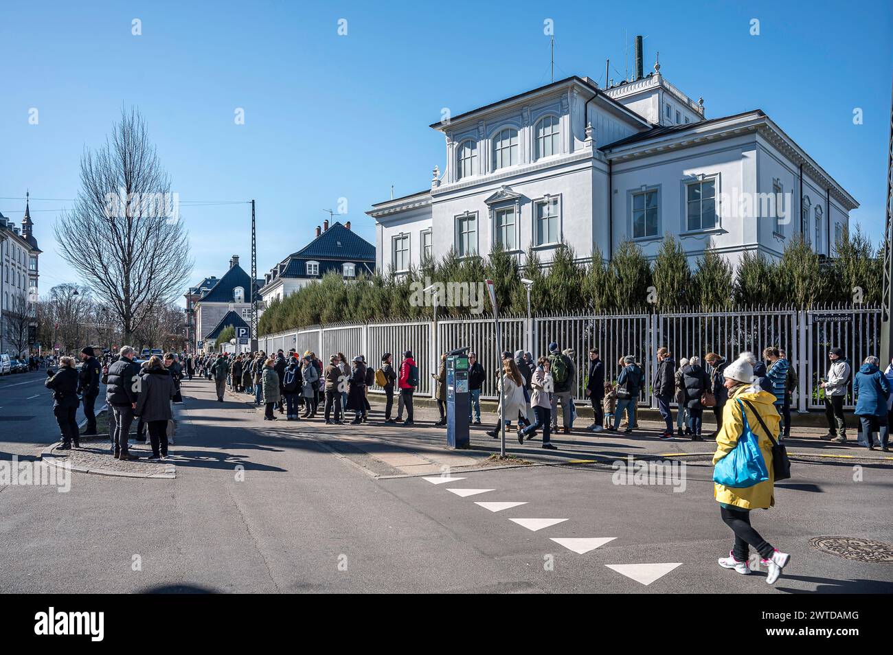 Copenhague, Danemark, 17 mars 2024. Midi contre Poutine. Les gens font la queue devant l'ambassade de Russie pour entrer et voter sur les élections présidentielles crédit : Stig Alenäs/Alamy Live News Banque D'Images