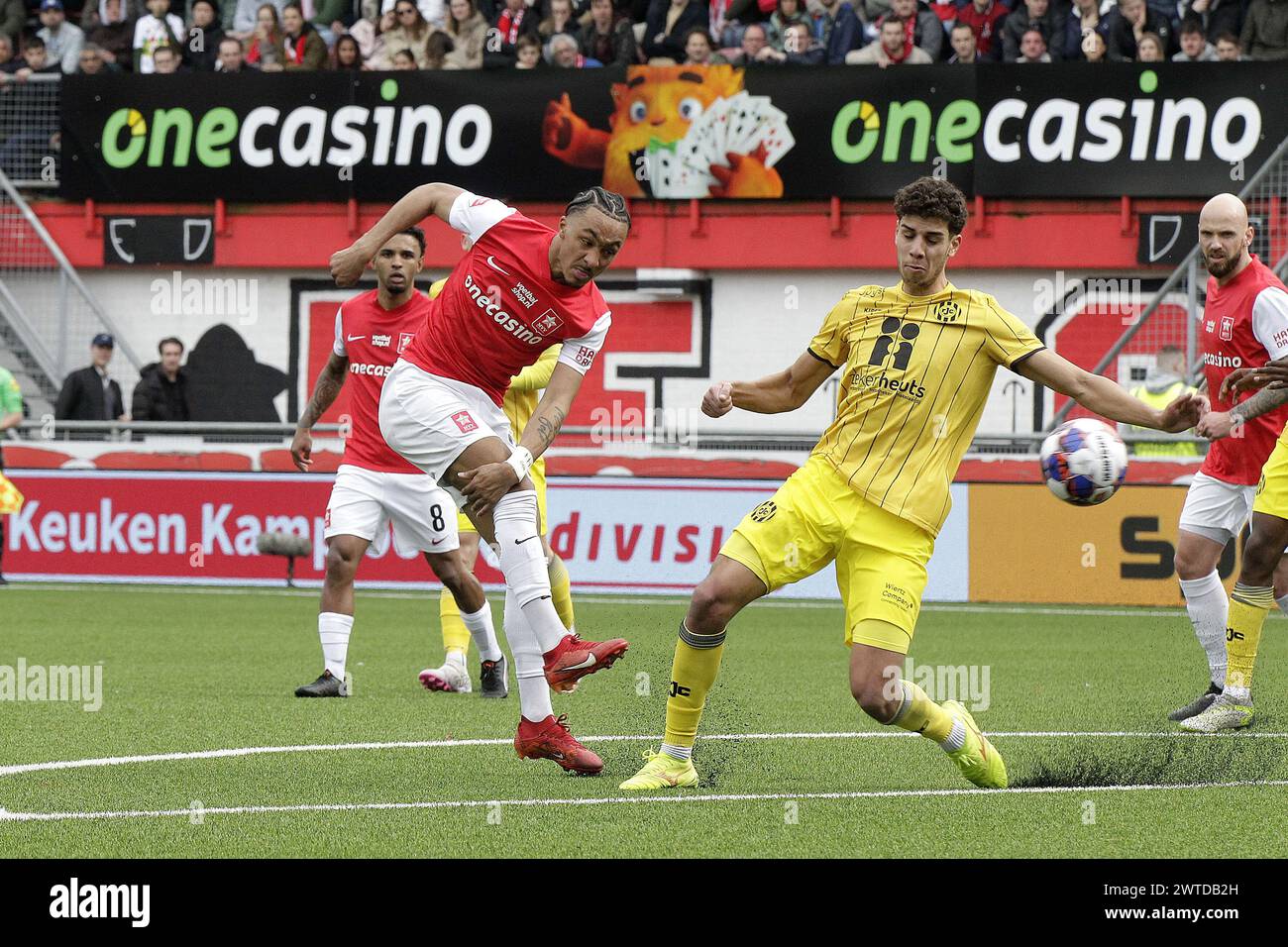 Maastricht, Nederland. 17 mars 2024. MAASTRICHT- football, 17-03-2024, stade de Geusselt, MVV - Roda JC, néerlandais Keuken Kampioen divisie, saison 2023/2024, joueur/speler MVV Maastricht Dailon Livramento (l) et joueur/speler Roda JC Walid Ould-Chikh. Crédit : Pro Shots/Alamy Live News Banque D'Images