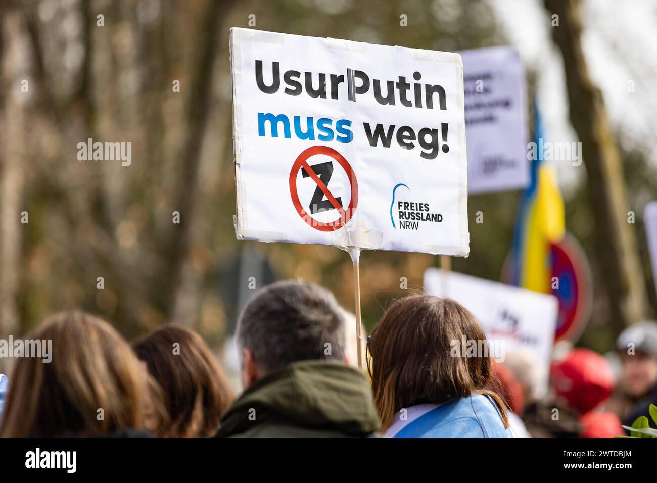 Präsidentschaftswahl Russland in Deutschland, russisches Generalskonsulat Bonn, 17. März 2024 Russen in Deutschland können an zwei Stellen ihren Präsidenten wählen. Zum einen in der Botschaft à Berlin, zum anderen im russischen Generalkonsulat à Bonn-Bad Godesberg. IM Stadtteil Schweinheim haben sich am Sonntag tausende eingereiht, um ihre Stimme abzugeben. Die Schlange der Menschen War mehrere Hundert Meter lang. Es Gab auch eine Protestaktion. Immer wieder lieferten sich Poutine-Gegner und -Anhänger kleinere Wortgefechte. Die Polizei sicherte den Bereich ab. - Russisches Generalkonsulat, bon Banque D'Images