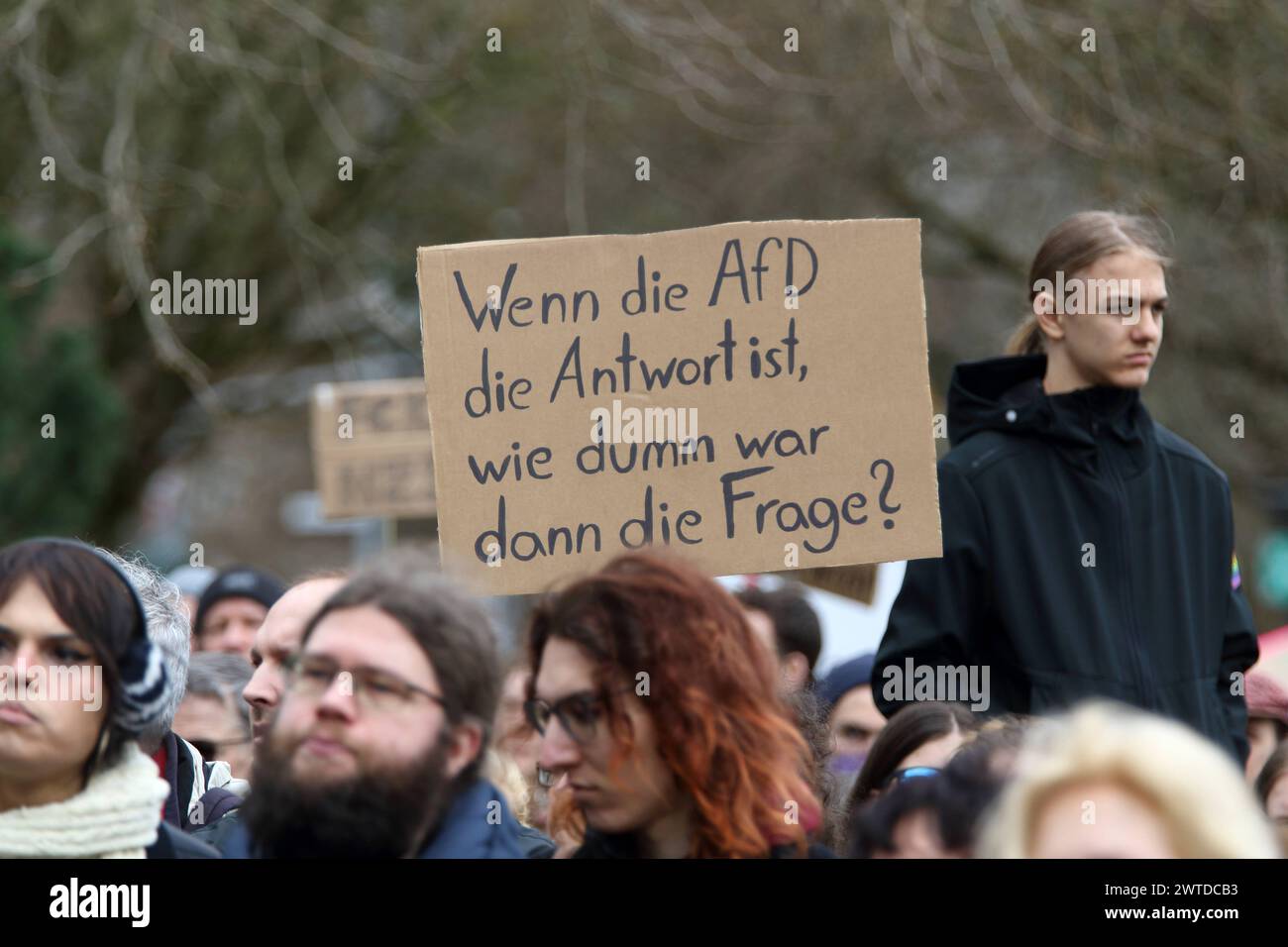 BGR - Bündnis GEGEN RECHTS - ZUSAMMEN GEGEN FASCHISMUS - Demo gegen Rechtsextremismus in Göttingen. DAS Bündnis gegen Rechts hatte zum zweiten mal zur démonstration aufgerufen, an der laut Polizeiangaben CA. 1,600 Personen teilgenommen haben - Gegen rechten Terror in Deutschland - Deutschland, GER, DEU, Allemagne, Göttingen, 16.03.2024 - Eine Vielzahl von Menschen demonstrieren in der Innenstadt von Göttingen gegen rechte Tendenzen in Deutschland. Hauptauslöser der zahlreichen Demonstrationen in ganz Deutschland gegen die AFD sind die Recherchen von CORRECTIV Recherchen für die Gesellschaft geme Banque D'Images