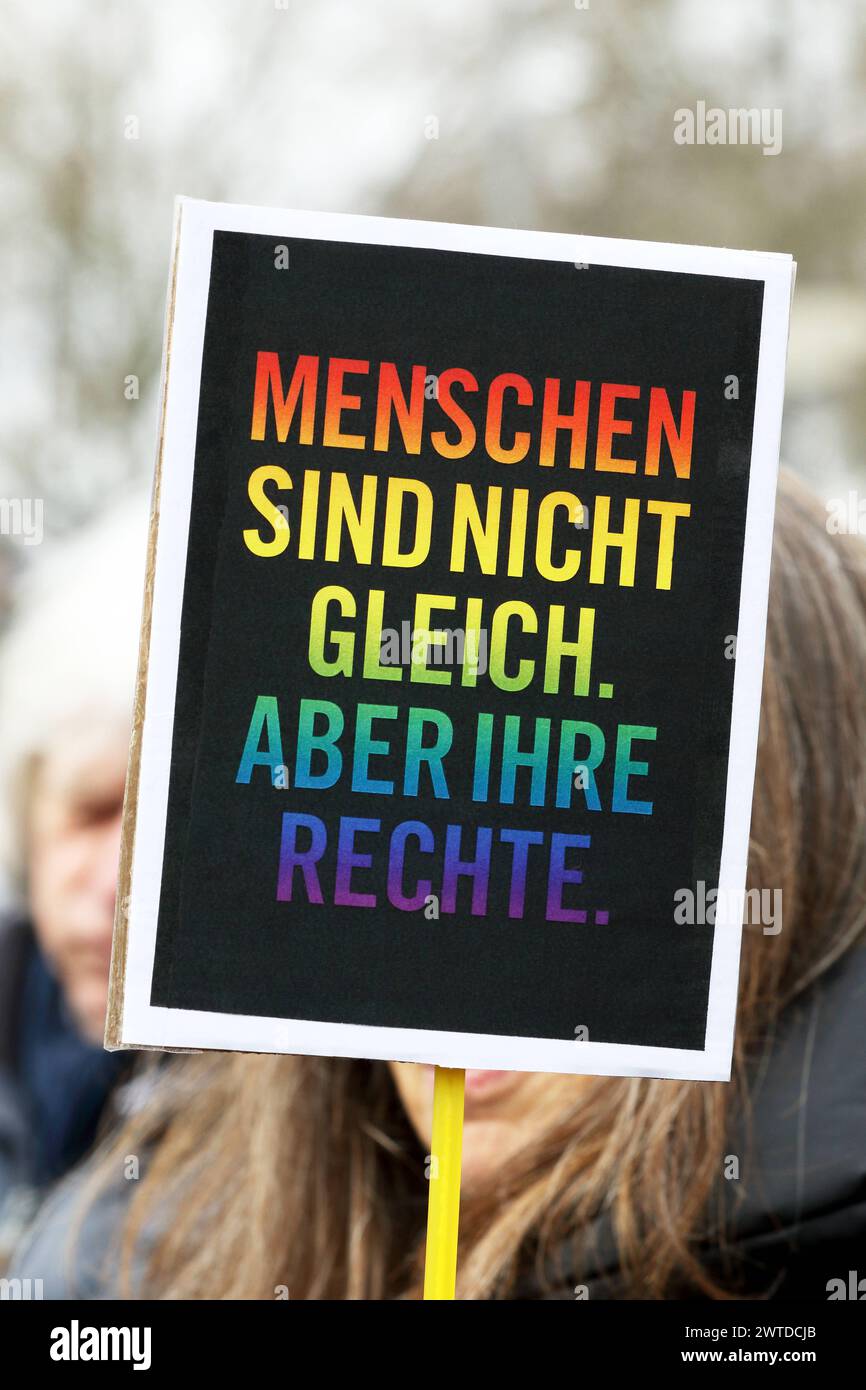 BGR - Bündnis GEGEN RECHTS - ZUSAMMEN GEGEN FASCHISMUS - Demo gegen Rechtsextremismus in Göttingen. DAS Bündnis gegen Rechts hatte zum zweiten mal zur démonstration aufgerufen, an der laut Polizeiangaben CA. 1,600 Personen teilgenommen haben - Gegen rechten Terror in Deutschland - Deutschland, GER, DEU, Allemagne, Göttingen, 16.03.2024 - Eine Vielzahl von Menschen demonstrieren in der Innenstadt von Göttingen gegen rechte Tendenzen in Deutschland. Hauptauslöser der zahlreichen Demonstrationen in ganz Deutschland gegen die AFD sind die Recherchen von CORRECTIV Recherchen für die Gesellschaft geme Banque D'Images