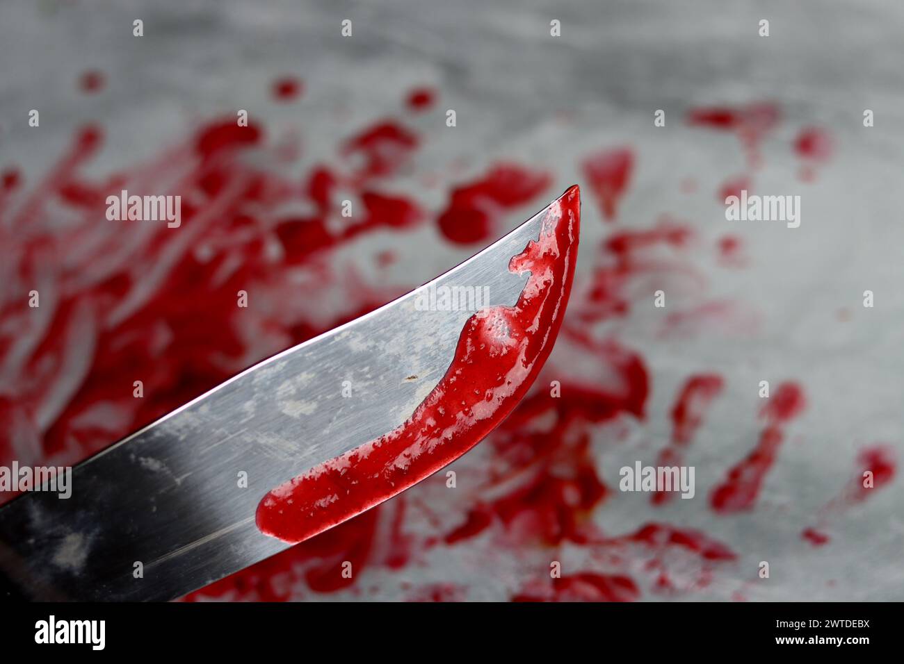 Sang sur la lame d'un couteau. Scène sanglante désordonnée. Concept de science médico-légale. Banque D'Images