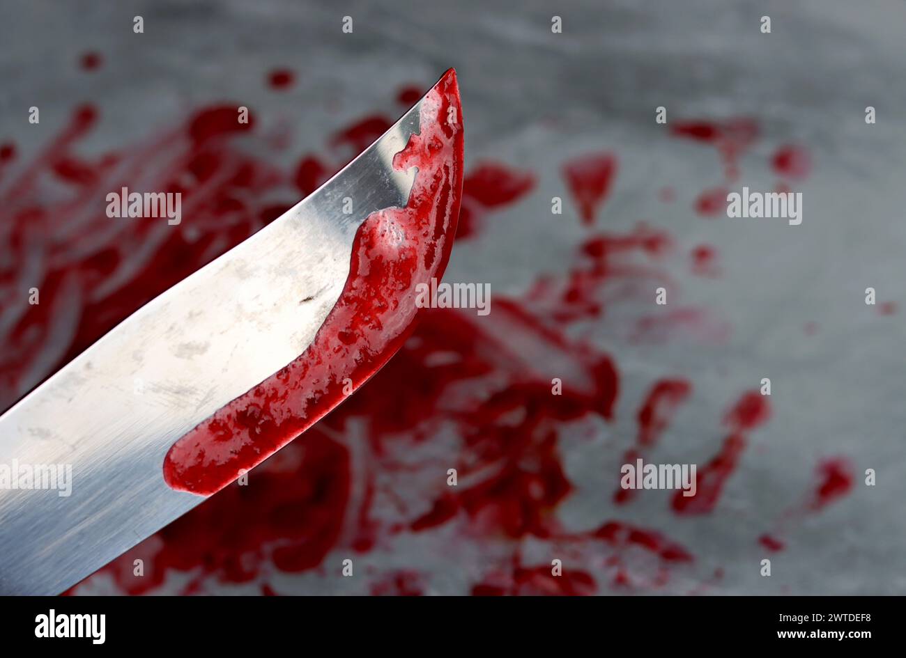 Sang sur la lame d'un couteau. Scène sanglante désordonnée. Concept de science médico-légale. Banque D'Images