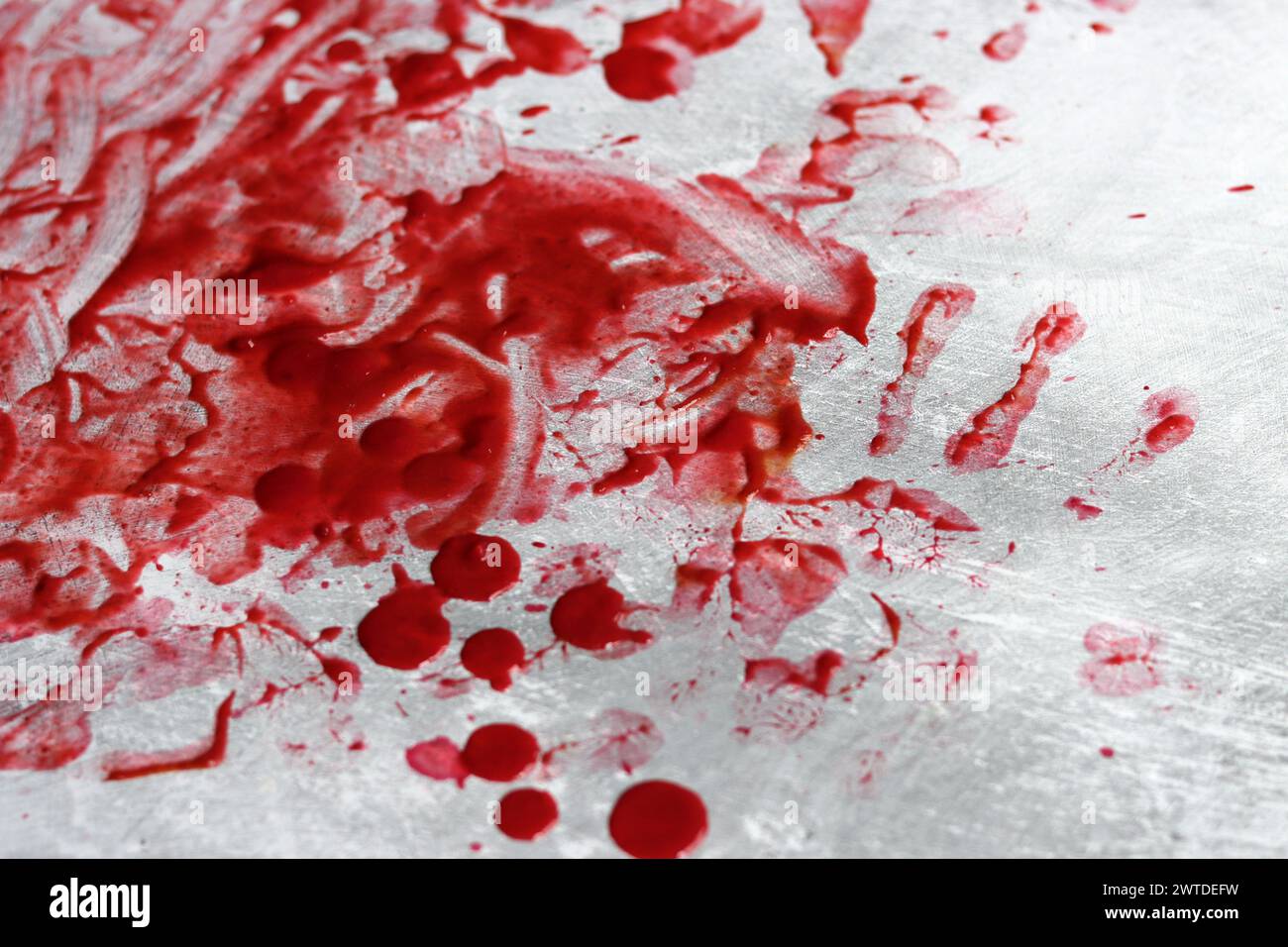 Sang sur la lame d'un couteau. Scène sanglante désordonnée. Concept de science médico-légale. Banque D'Images