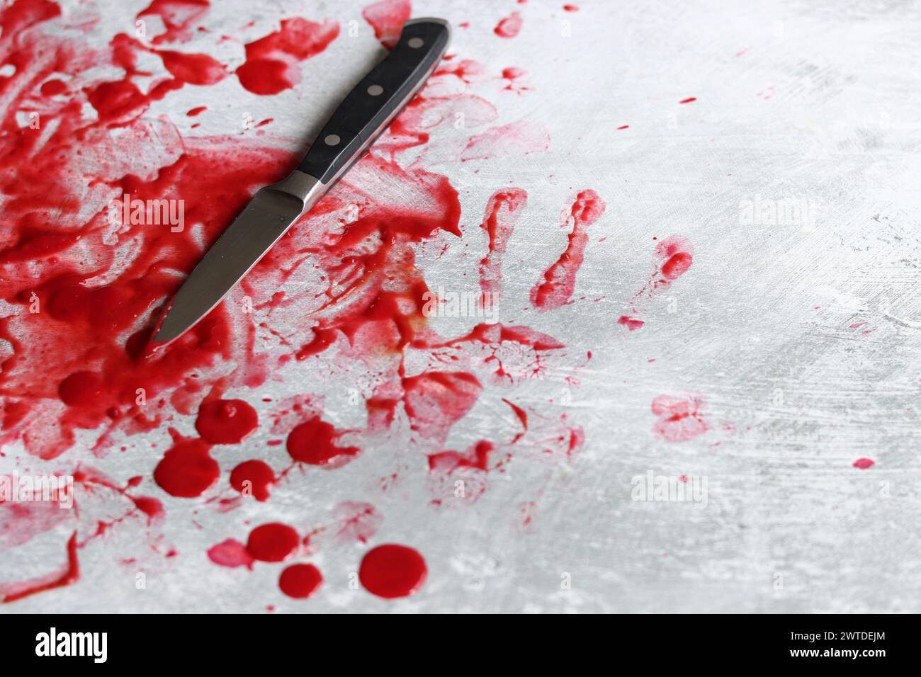 Sang sur la lame d'un couteau. Scène sanglante désordonnée. Concept de science médico-légale. Banque D'Images